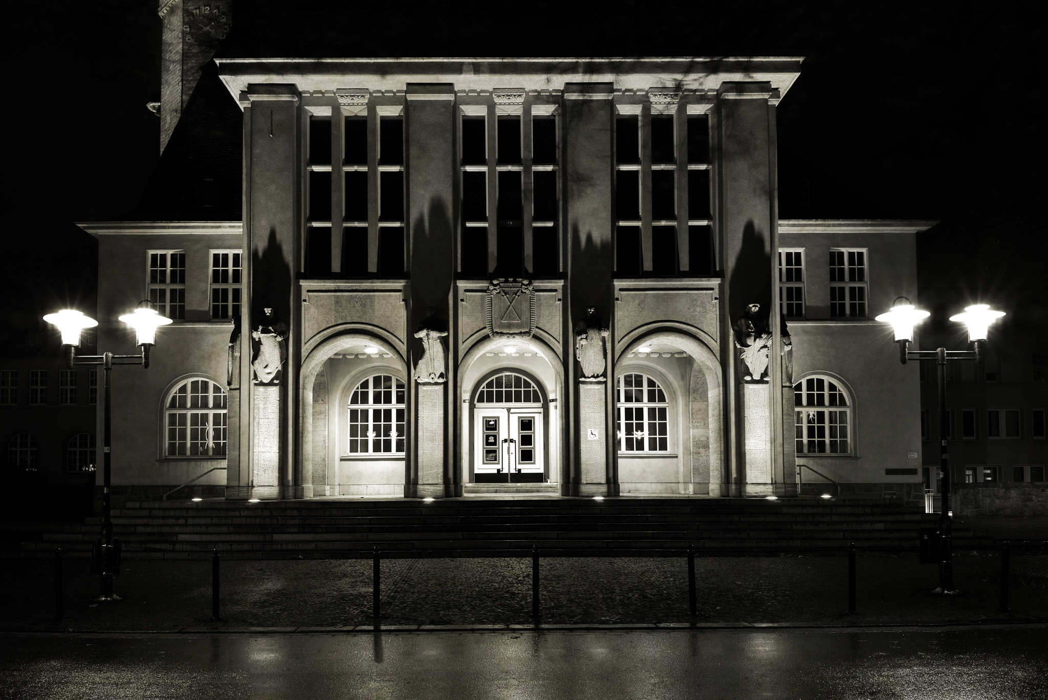 Sony a7 + Sony FE 28mm F2 sample photo. Town hall photography