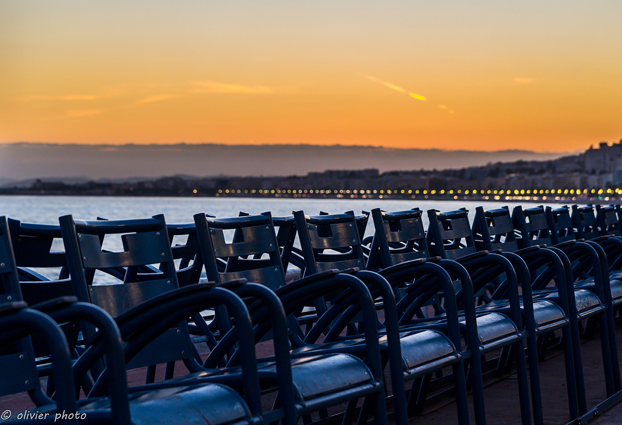 Canon EF-S 17-55mm F2.8 IS USM sample photo. Les chaises bleues photography