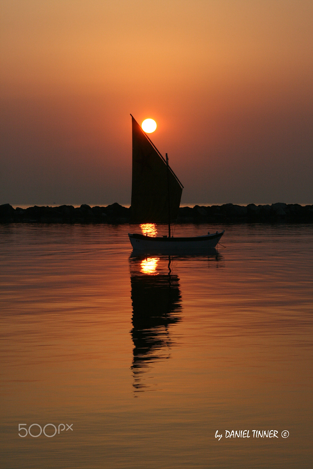 Canon EOS 400D (EOS Digital Rebel XTi / EOS Kiss Digital X) + Sigma 70-300mm F4-5.6 APO DG Macro sample photo. Sunrise with sailboat photography