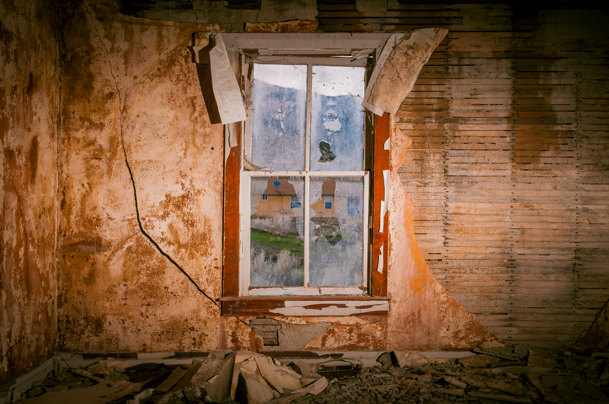 Nikon D300 sample photo. Inside looking outside in an abandoned home photography