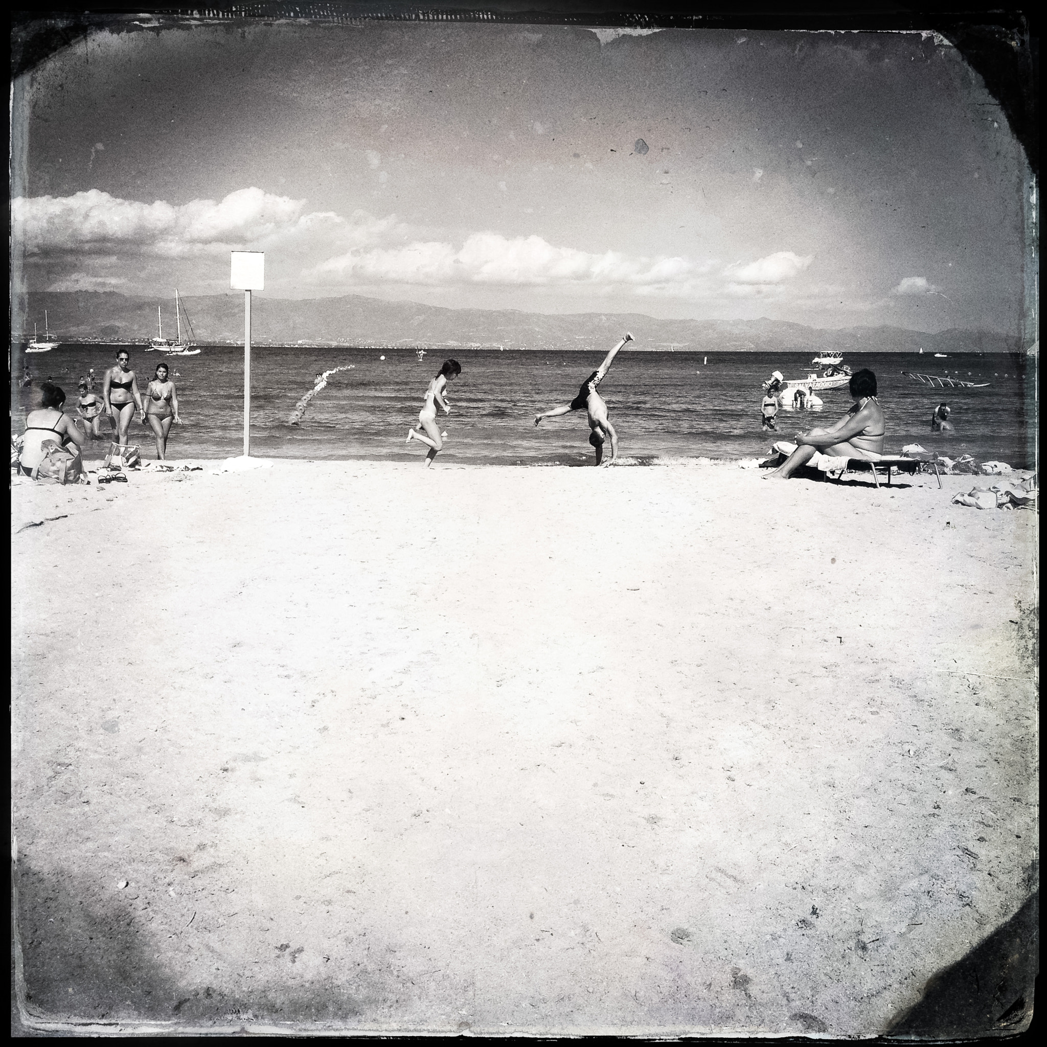 Hipstamatic 280 sample photo. Beach players photography