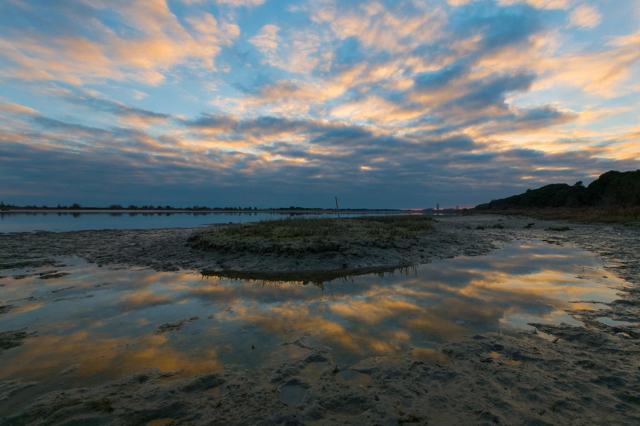 Fujifilm X-M1 + Fujifilm XF 10-24mm F4 R OIS sample photo. The last light between earth and sky photography