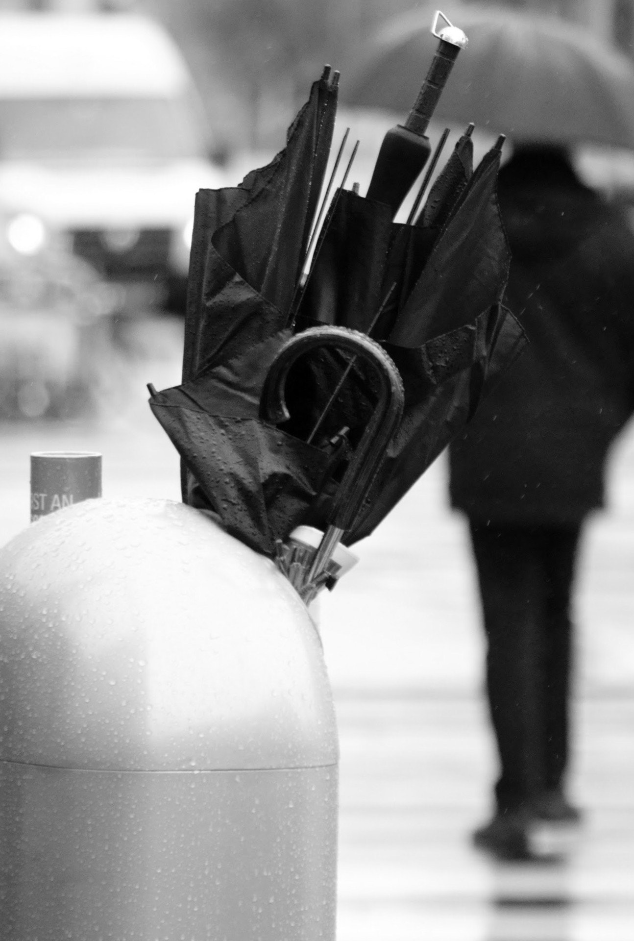 Sony Alpha DSLR-A390 + Sigma 70-210mm F4-5.6 APO sample photo. Trash photography