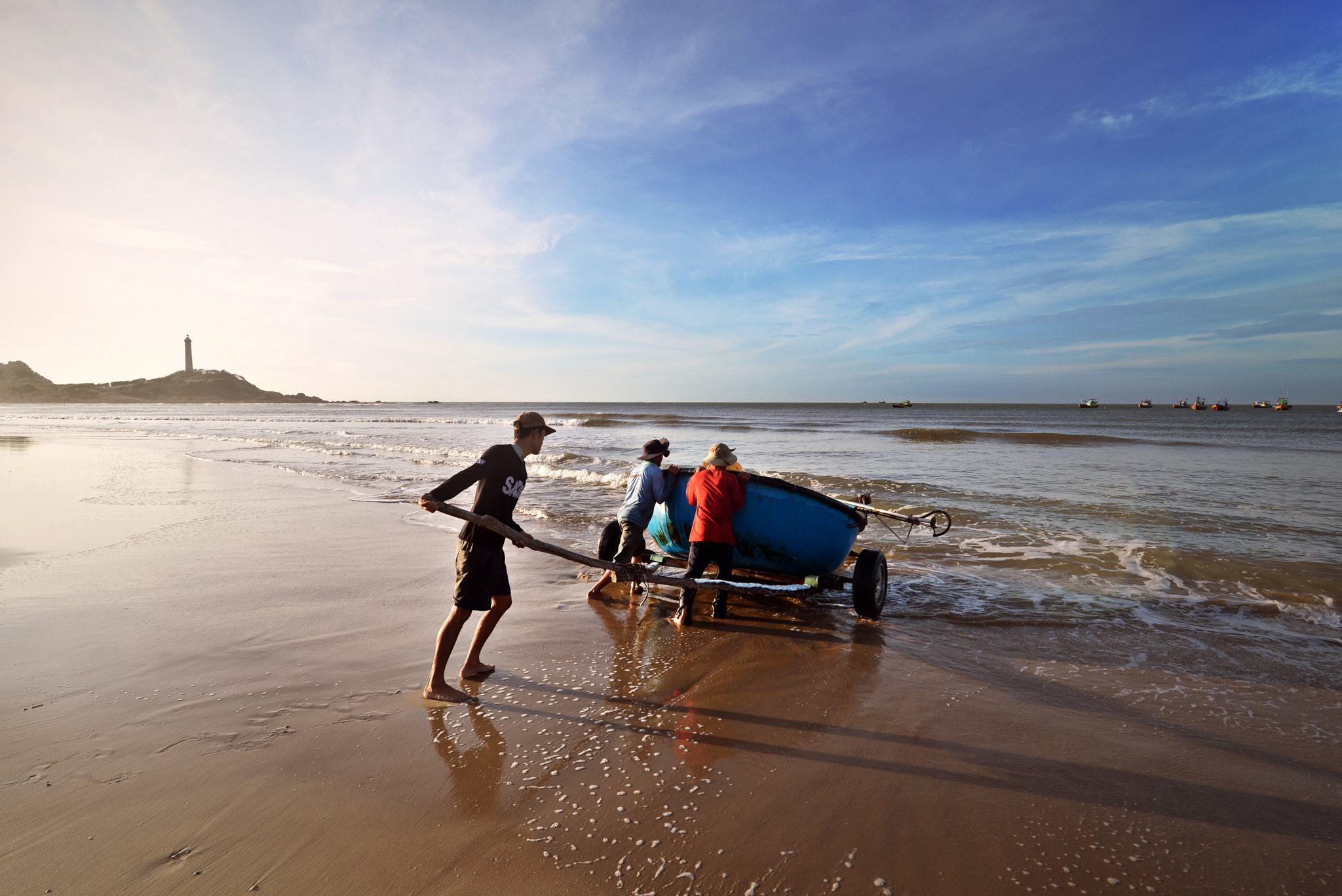 Nikon D610 + Nikon AF Nikkor 28mm F2.8D sample photo. Fishermen hardwork photography