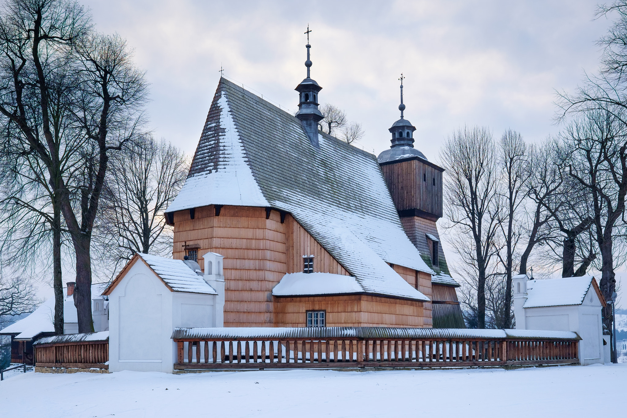 Fujifilm X-E2 + Fujifilm XF 23mm F1.4 R sample photo. Wooden church in blizne photography