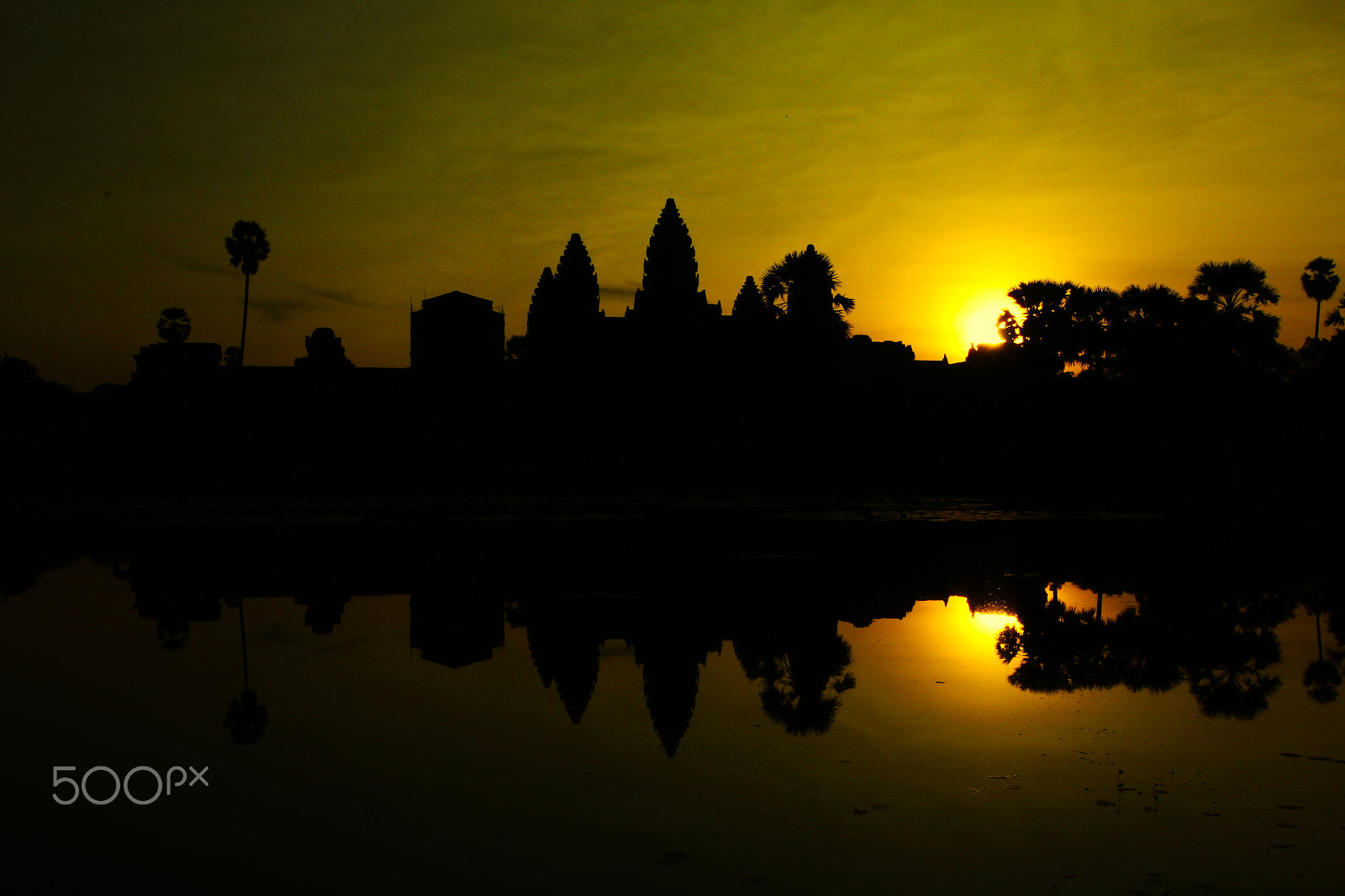 Tokina AT-X Pro 12-24mm F4 (IF) DX sample photo. The sun over angkor wat photography