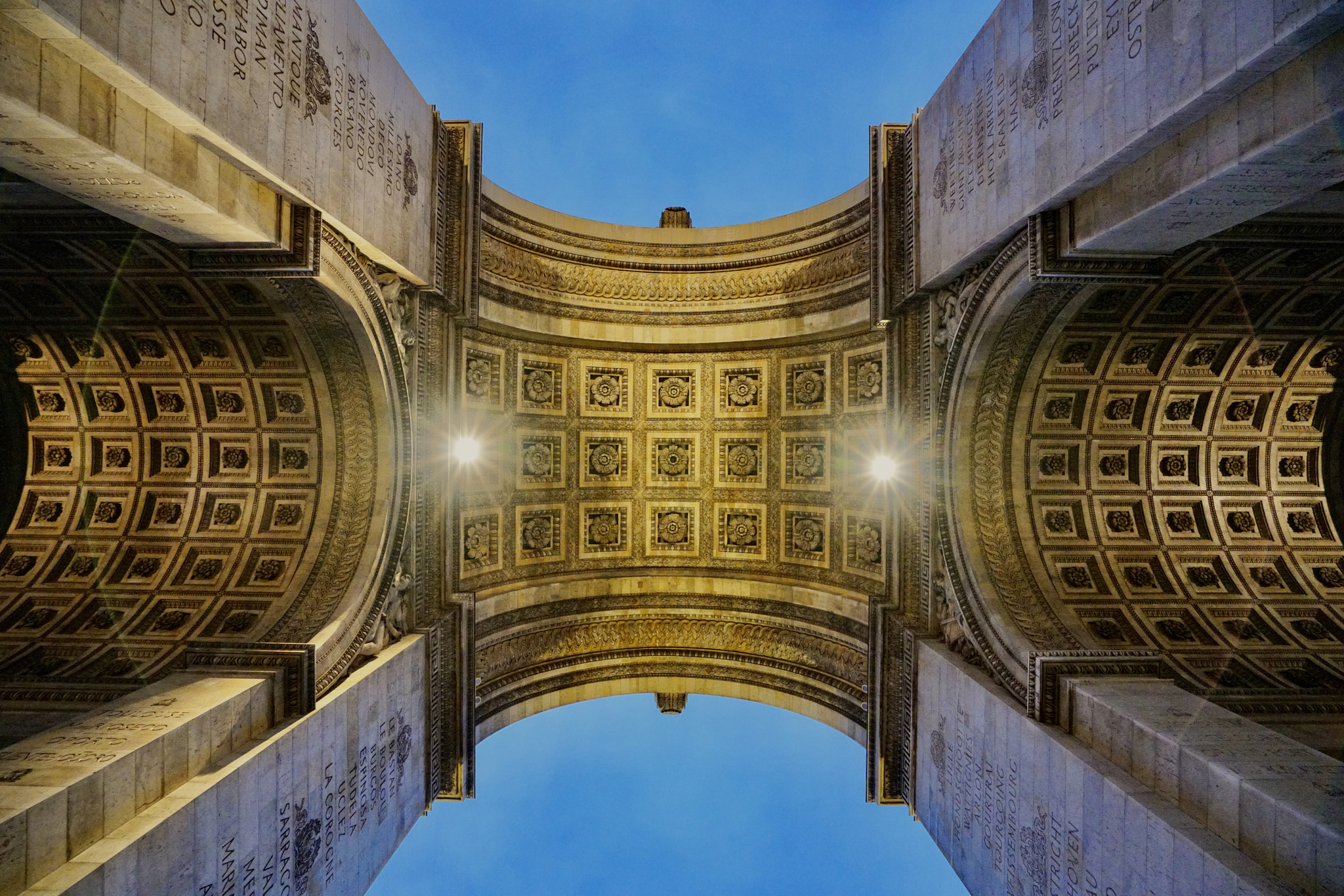 Sony a7R II + Sony Vario-Tessar T* FE 16-35mm F4 ZA OSS sample photo. Arch of triumph photography