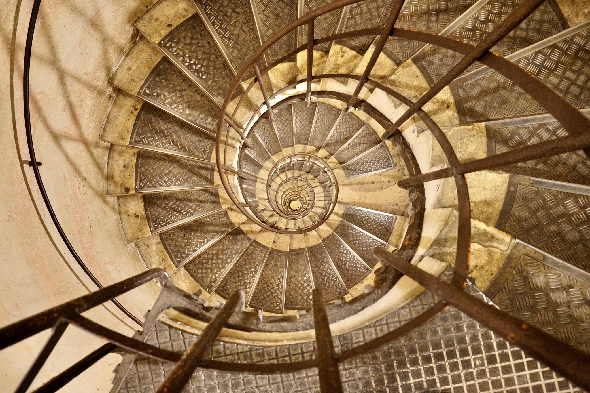 Sony a7R II + Sony Vario-Tessar T* FE 16-35mm F4 ZA OSS sample photo. Inside arch of triumph photography