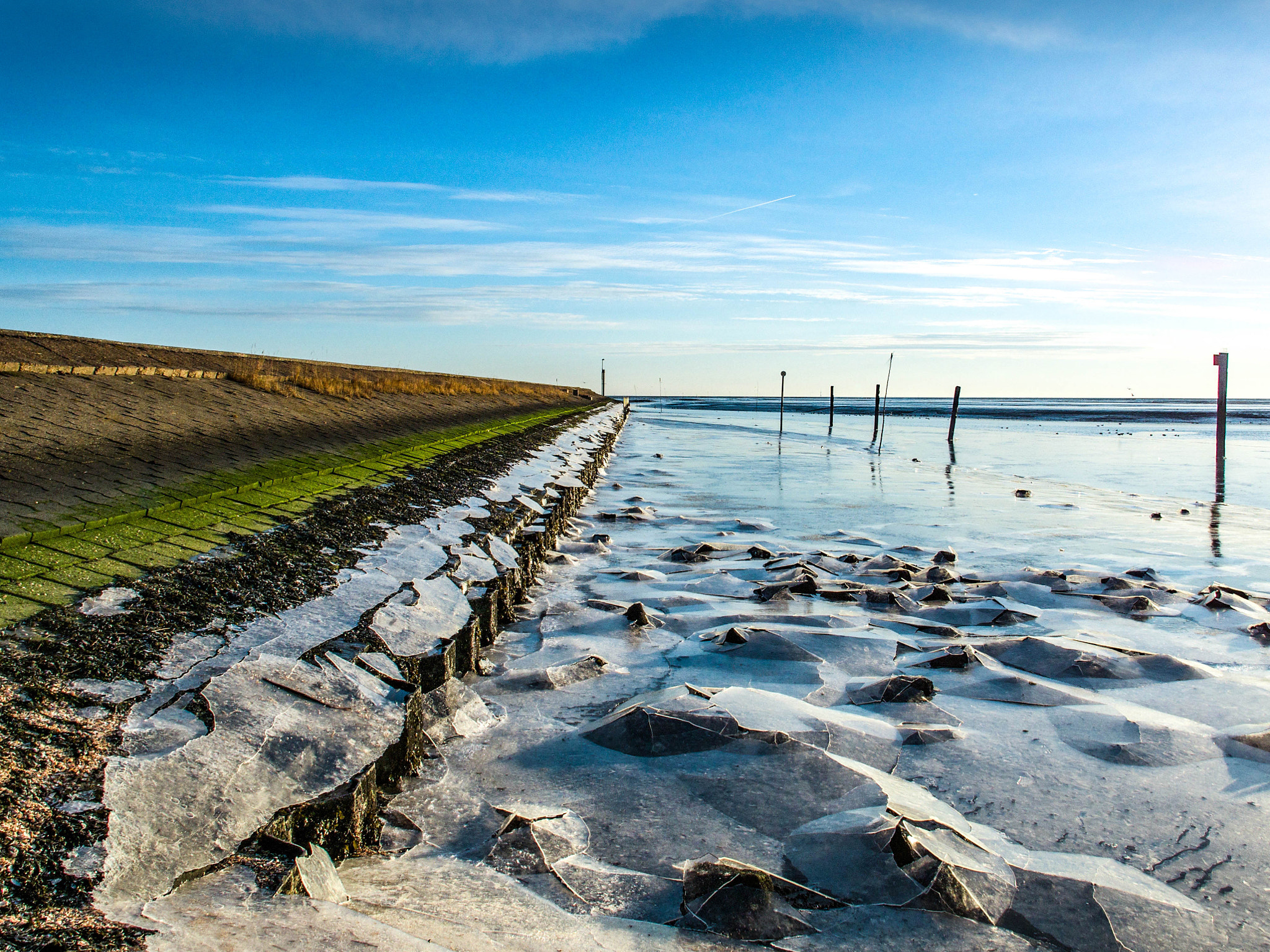 OLYMPUS M.12mm F2.0 sample photo. Broken ice photography