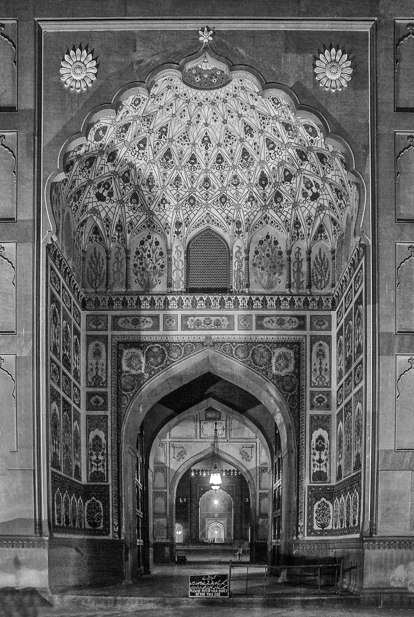 Fujifilm FinePix S2 Pro sample photo. Badshahi (kings') mosque photography