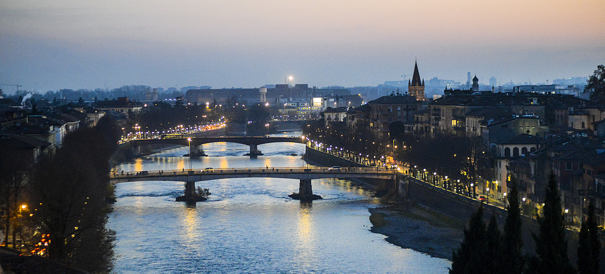 AF Zoom-Nikkor 80-200mm f/2.8 ED sample photo. Verona by night photography