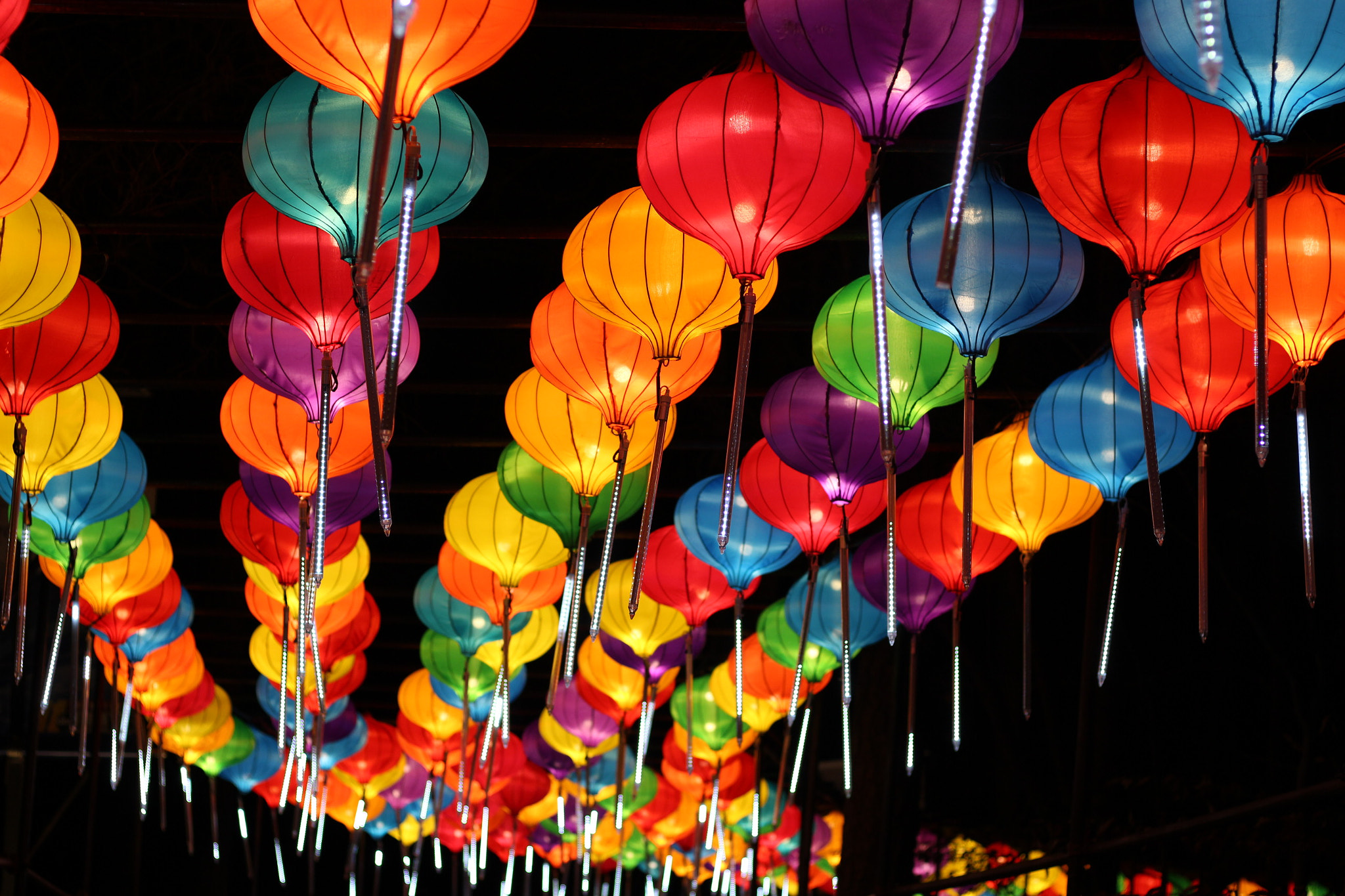 Canon EOS 100D (EOS Rebel SL1 / EOS Kiss X7) sample photo. Hanging lanterns photography