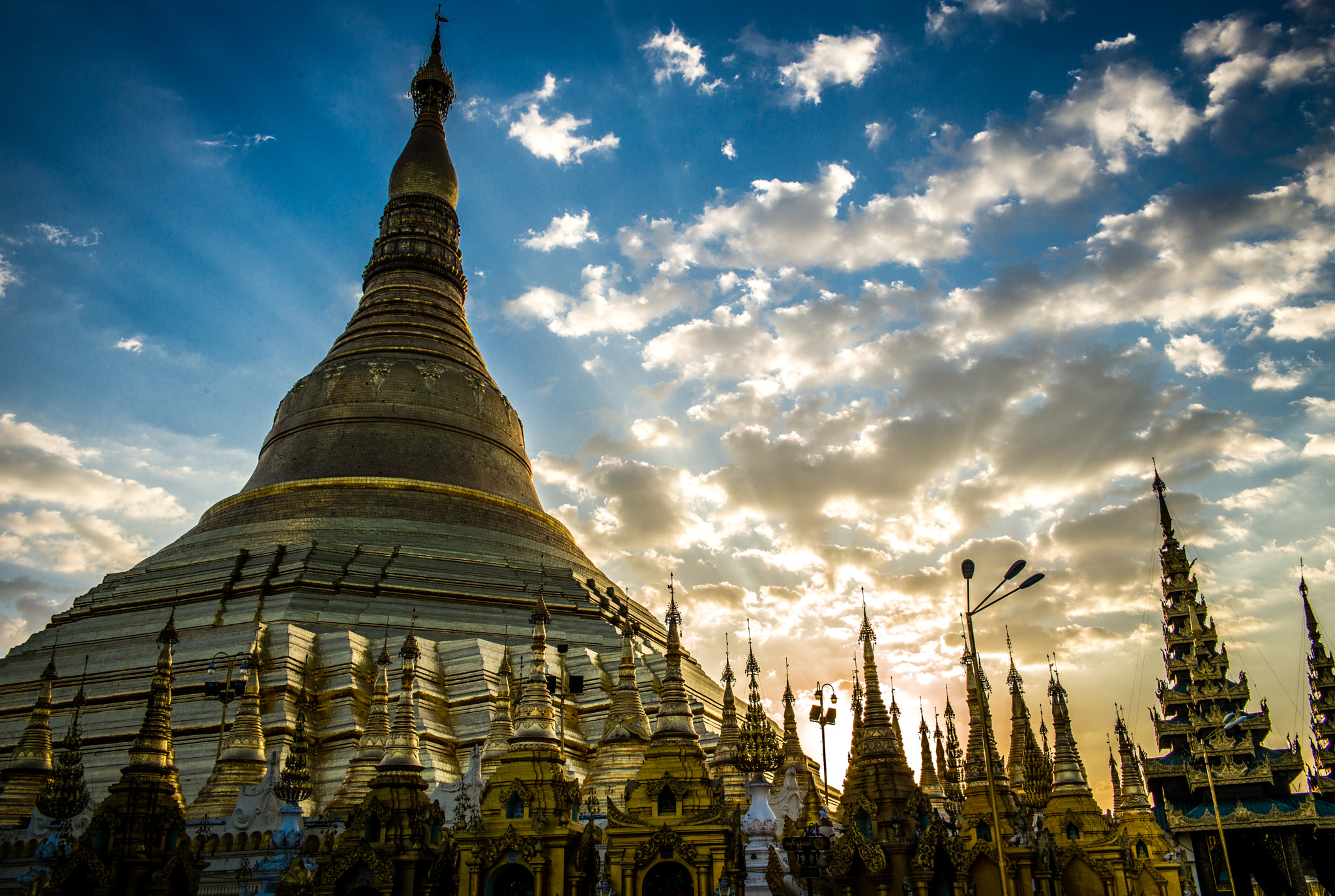 Summilux-M 1:1.4/28 ASPH. sample photo. Shwedagon photography
