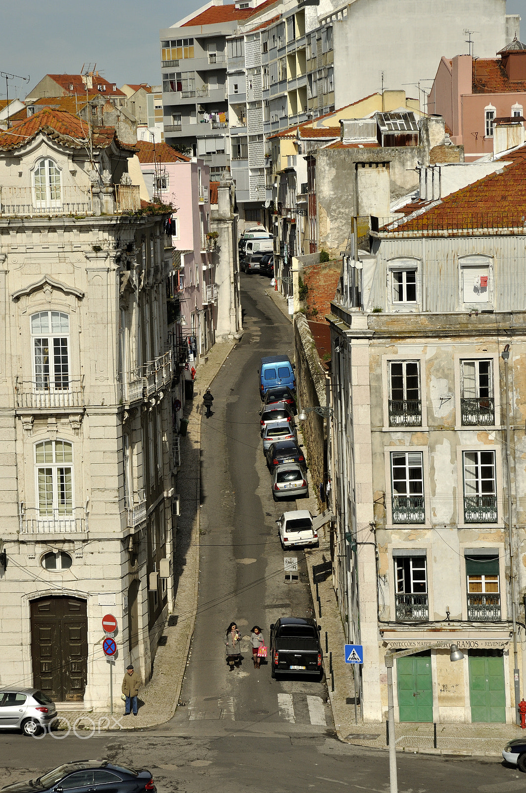 Nikon D5000 sample photo. Streetview alfama photography