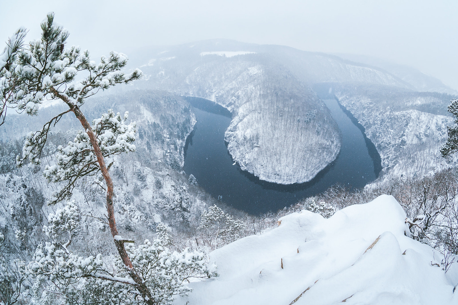 Nikon D5000 + Nikon AF DX Fisheye-Nikkor 10.5mm F2.8G ED sample photo. Vltava river valley photography