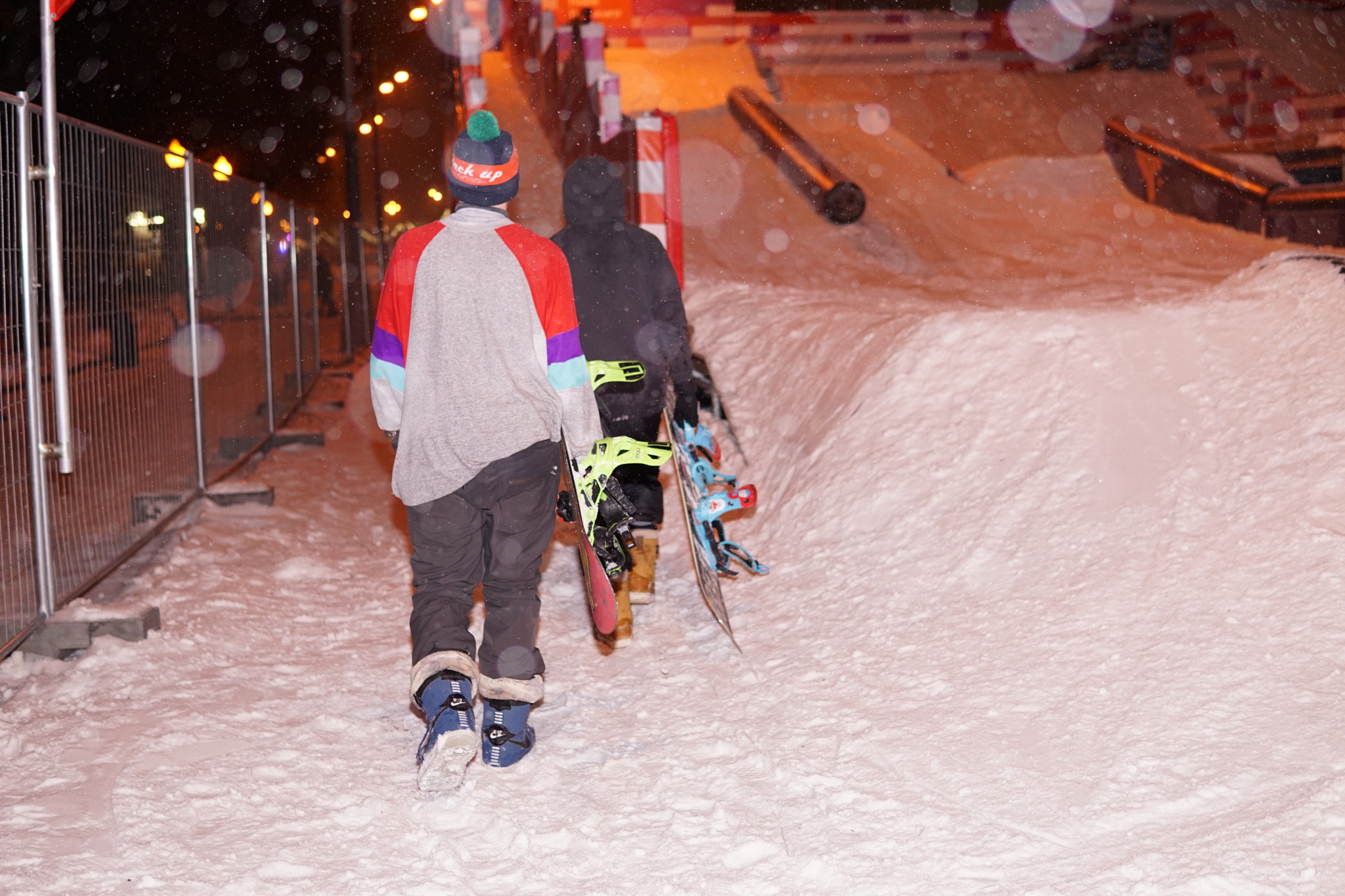 Sony a6000 + Sigma 30mm F1.4 DC DN | C sample photo. City snowboard spot photography