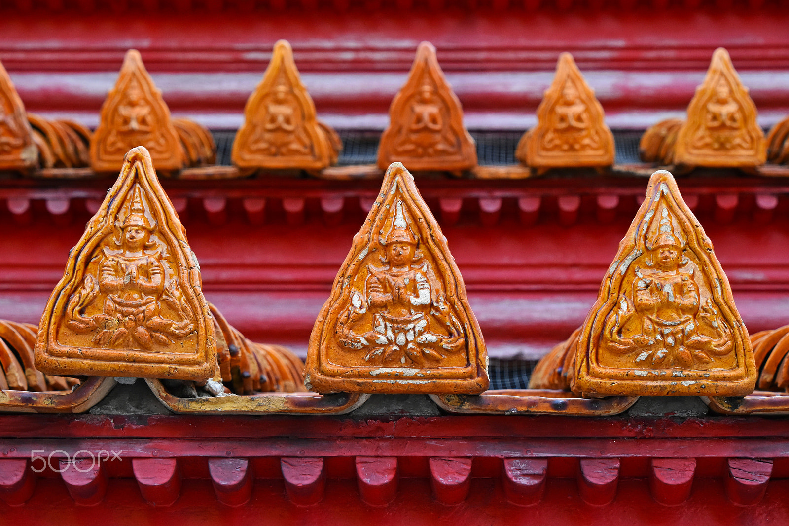 Nikon D5500 + Nikon AF-S DX Nikkor 18-300mm F3.5-6.3G ED VR sample photo. Yellow ceramic tiles on buddhist temple red roof photography