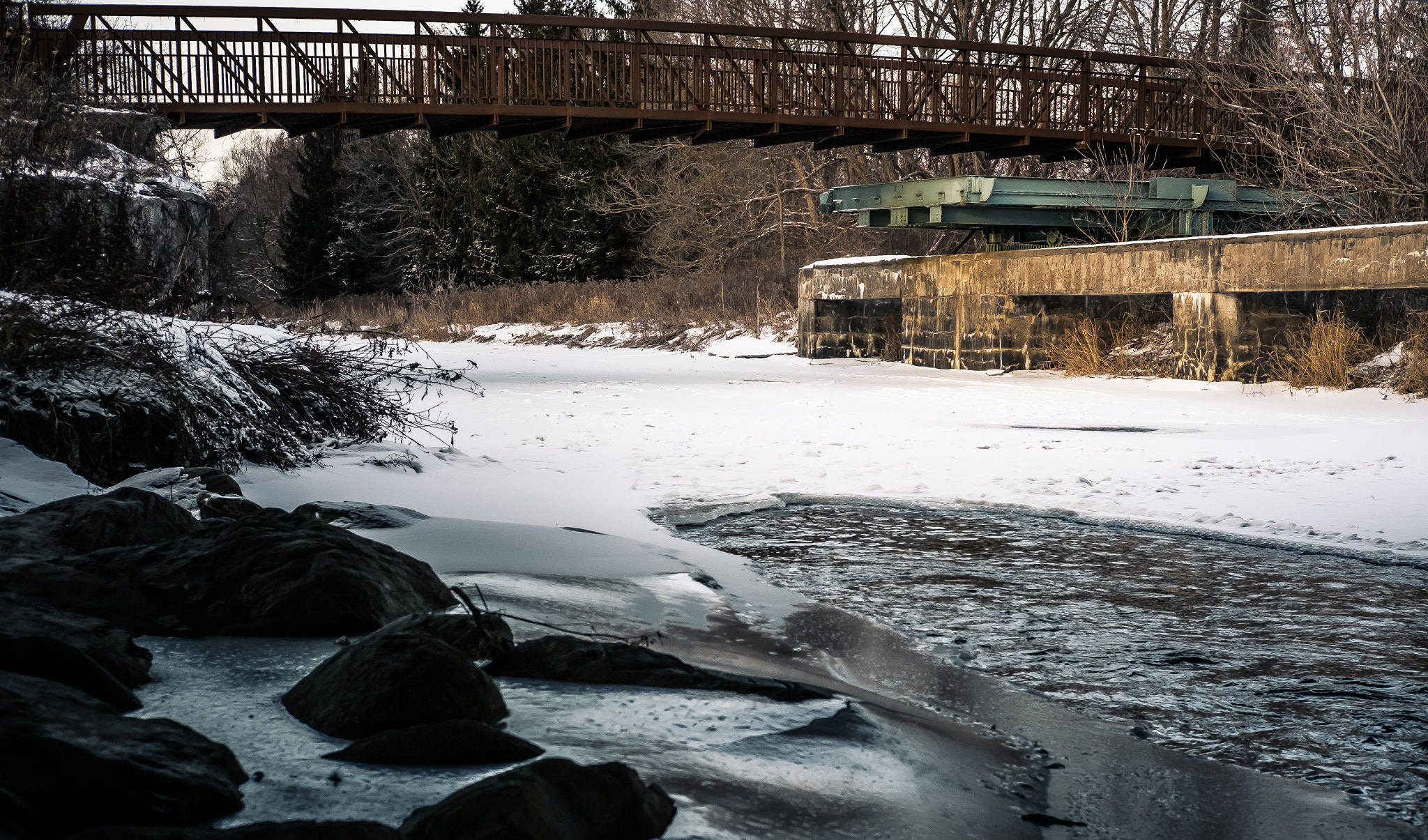 Fujifilm X-E1 + Fujifilm XF 35mm F2 R WR sample photo. Swing bridge photography