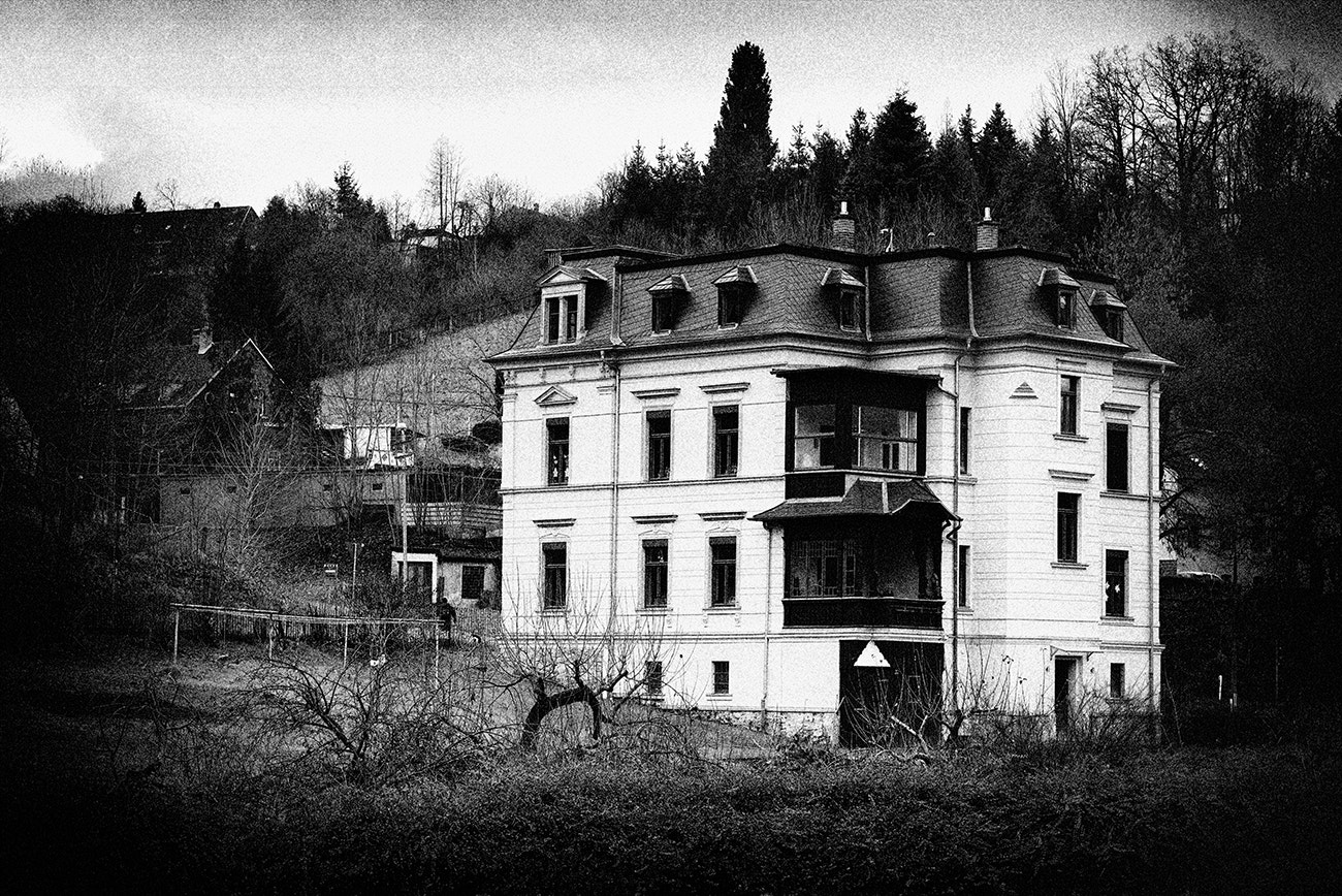 Panasonic Lumix DMC-G1 sample photo. Old house photography