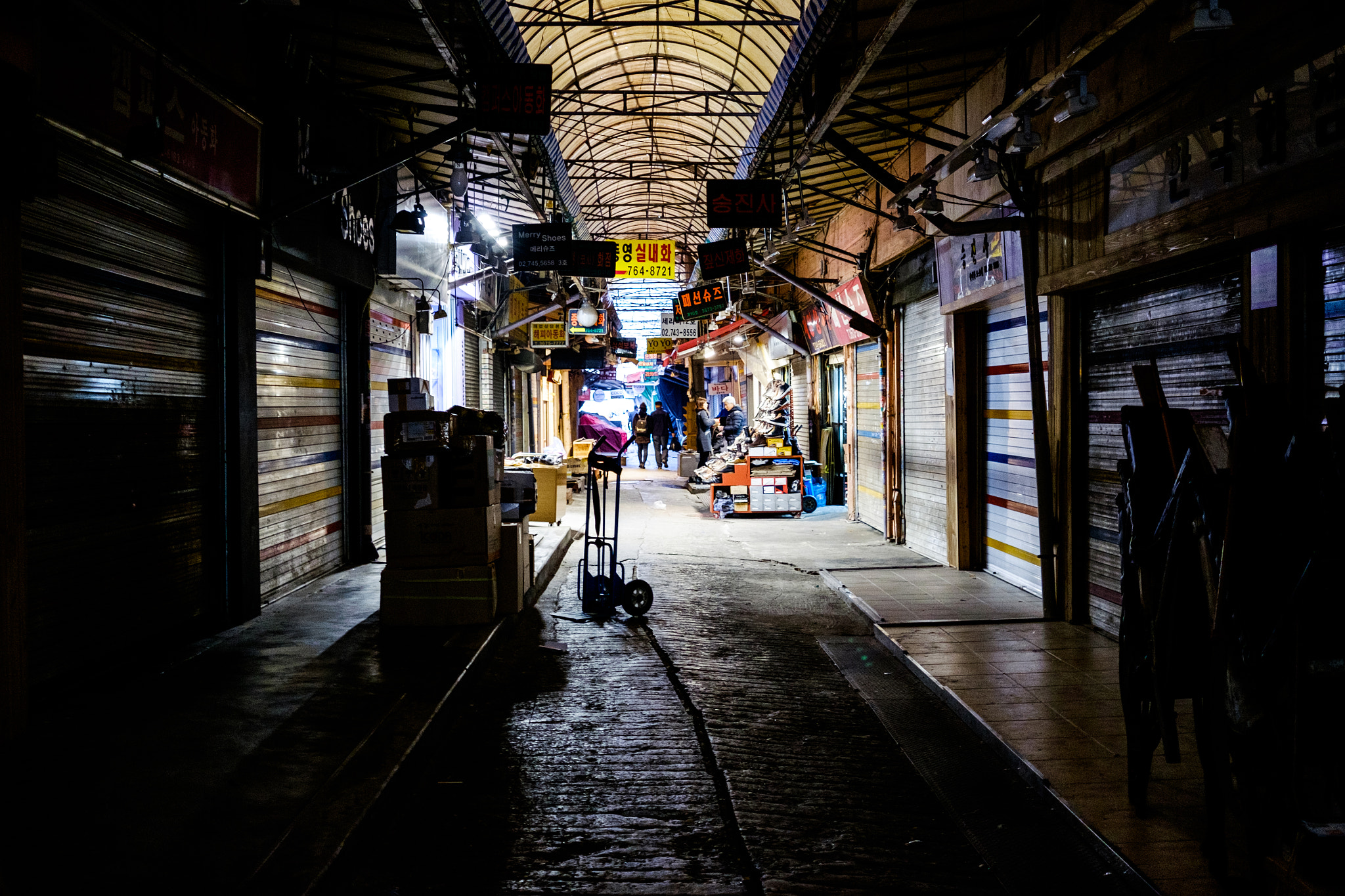 Fujifilm X-T1 + Fujifilm XF 27mm F2.8 sample photo. Closed shoes market photography
