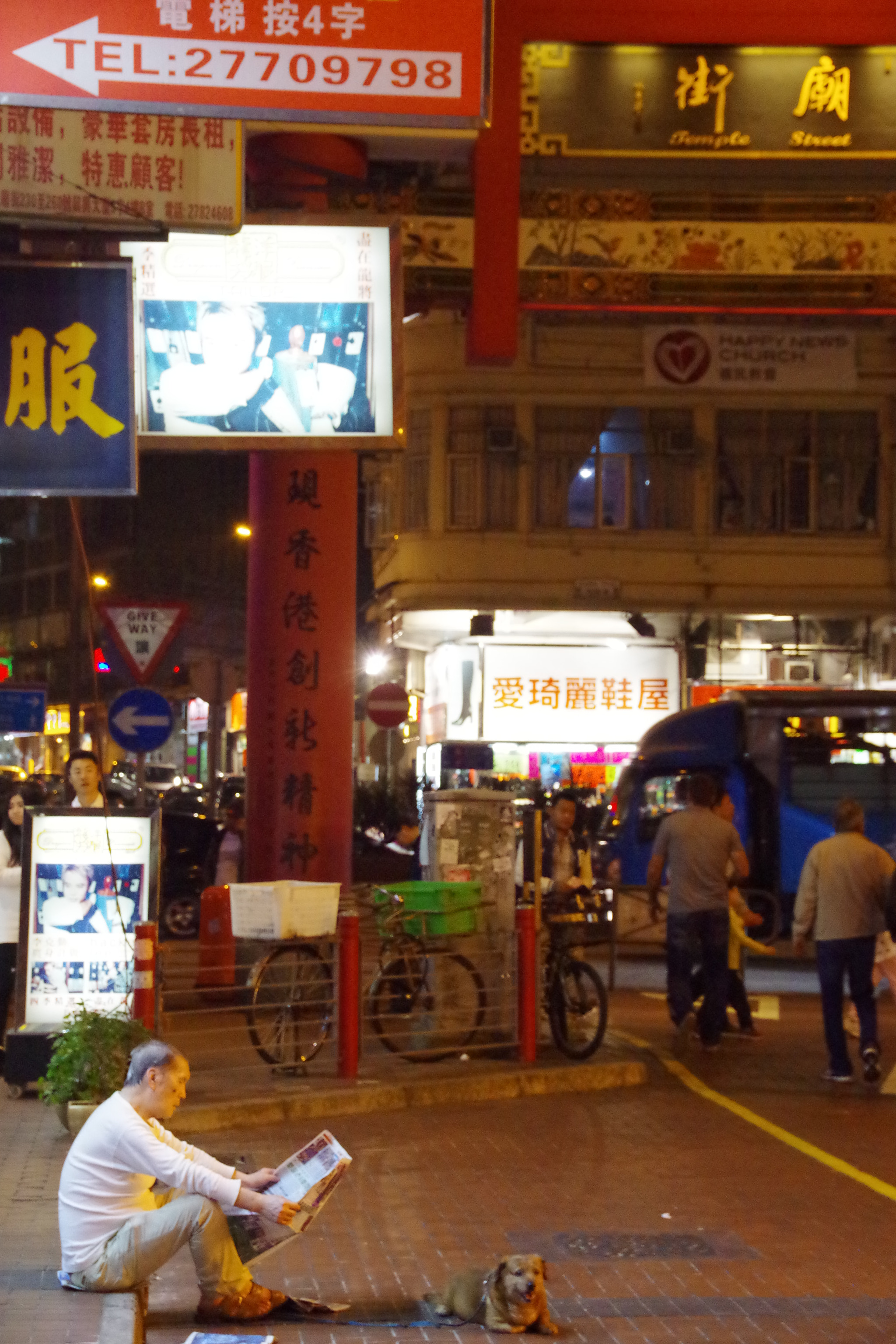 Sigma 18-200mm F3.5-6.3 II DC OS HSM sample photo. Random near the night market near jordan station hk.  man, dog. newspaper. photography