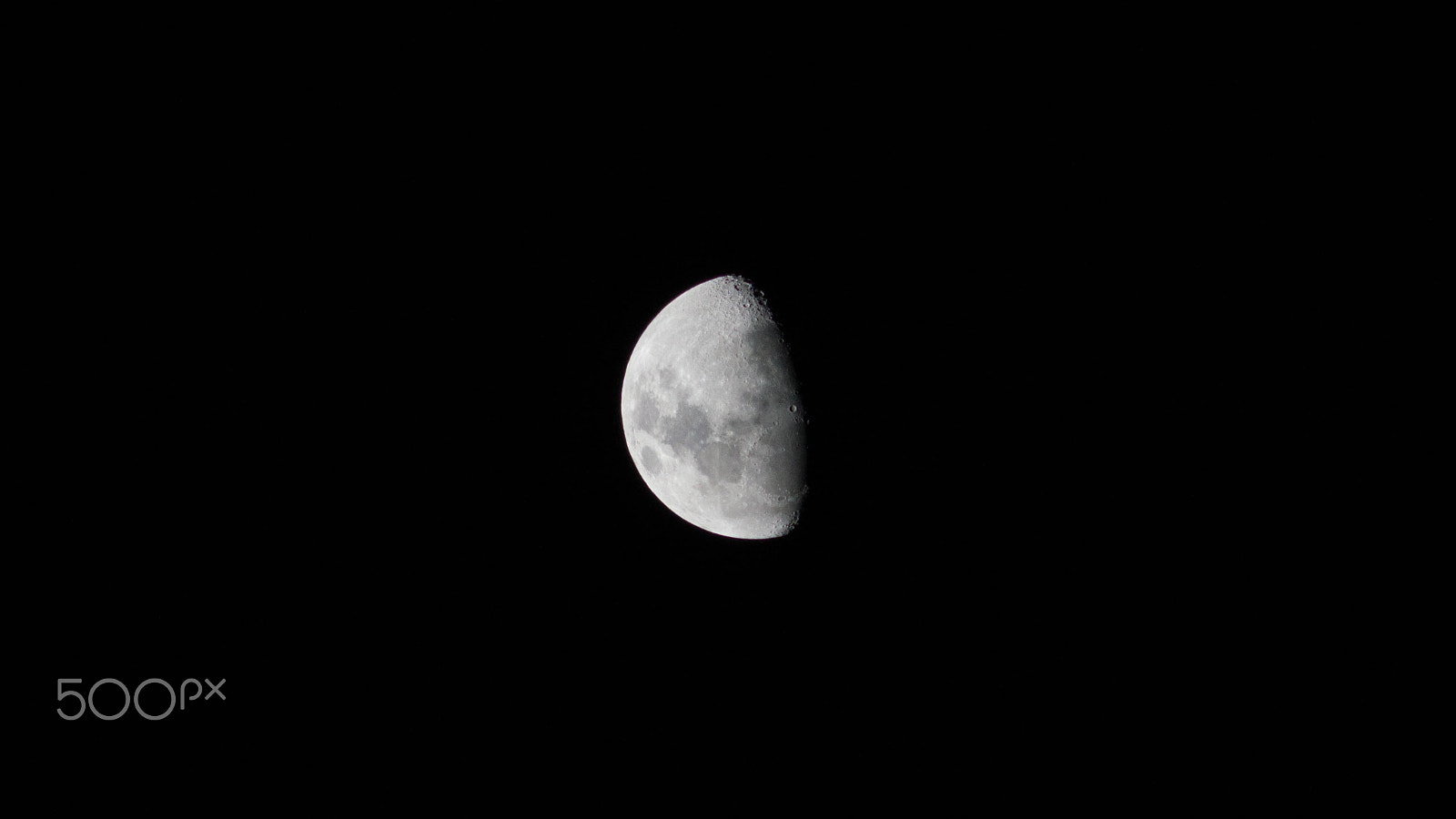 Sony 75-300mm F4.5-5.6 sample photo. The moon photography