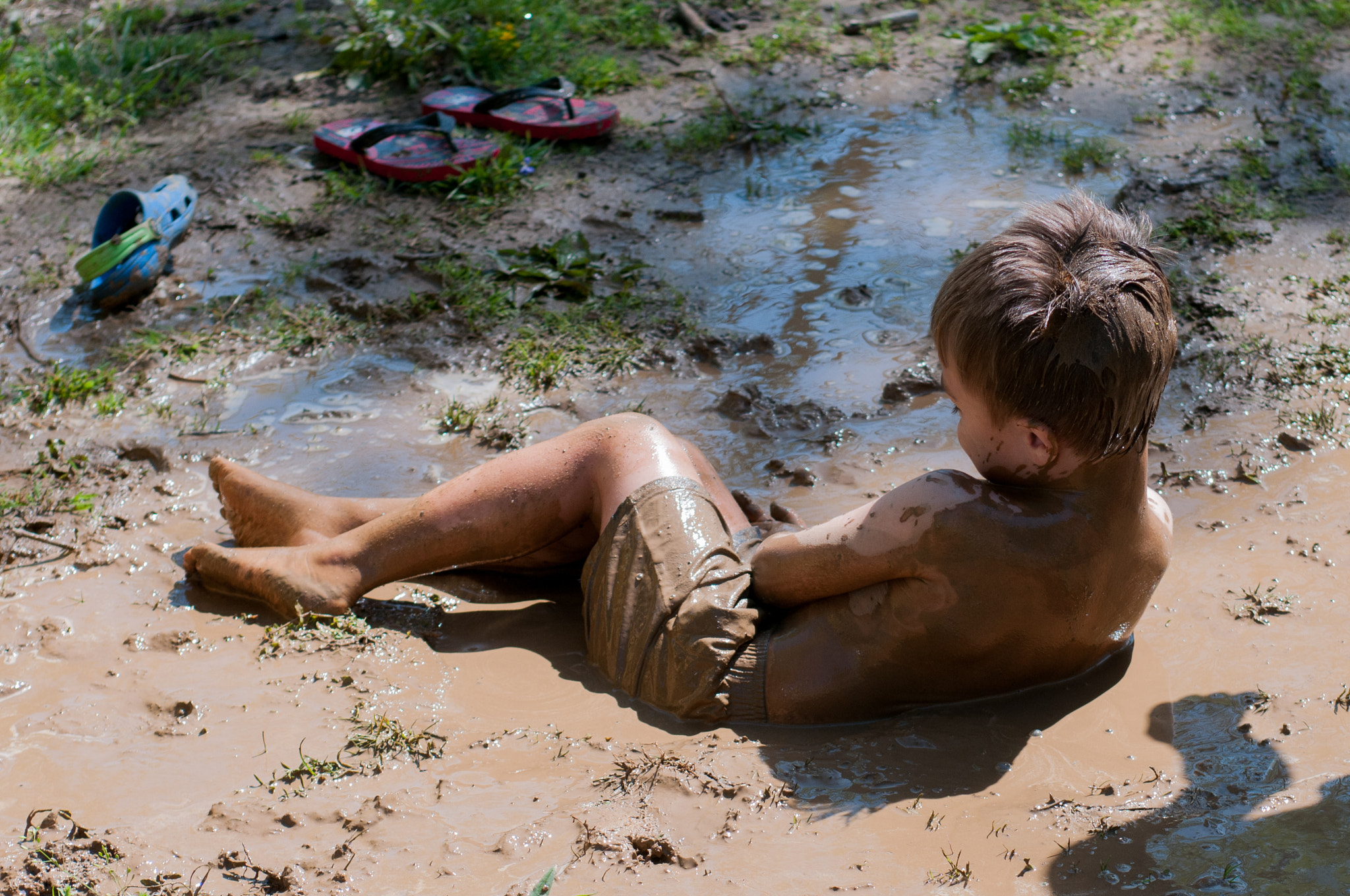Nikon D300 + AF Zoom-Nikkor 35-70mm f/2.8D sample photo. Happy in the mud photography
