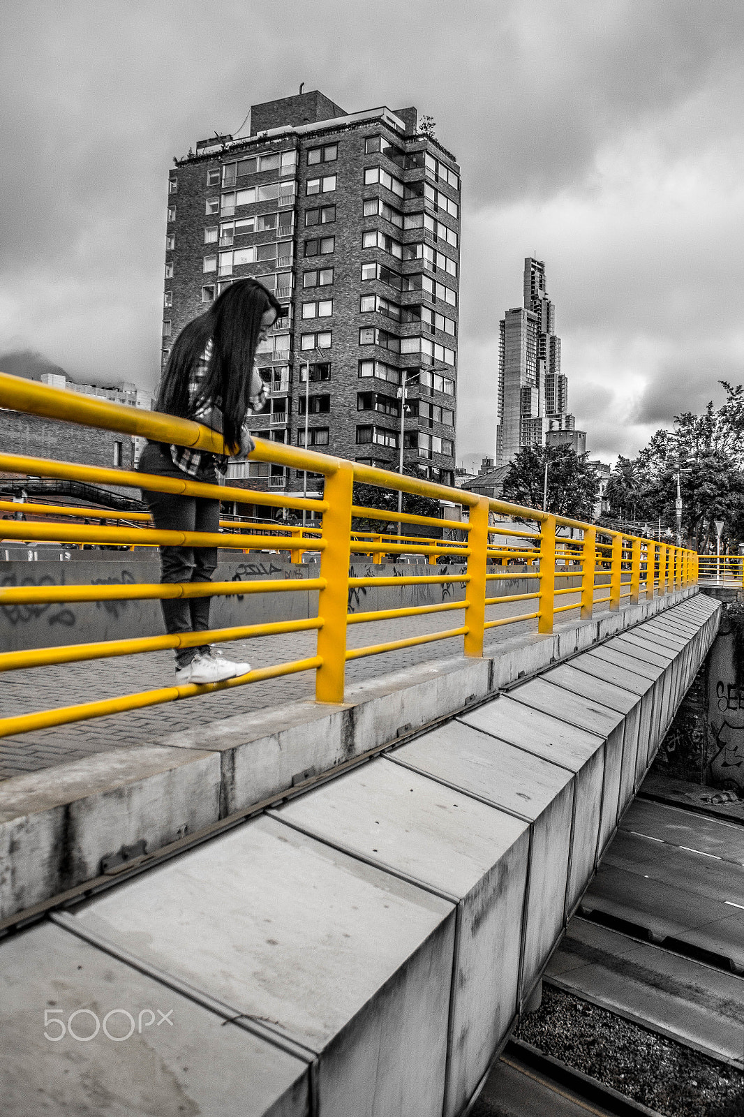 Canon EOS 100D (EOS Rebel SL1 / EOS Kiss X7) sample photo. Girl in the bridge photography