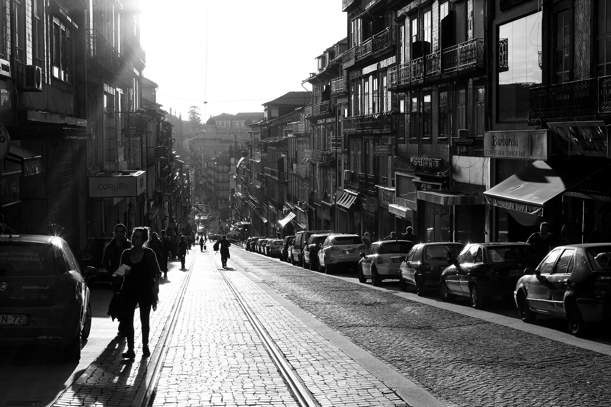 Canon EOS 600D (Rebel EOS T3i / EOS Kiss X5) + Canon EF 35mm F2 sample photo. A sunny street in porto photography