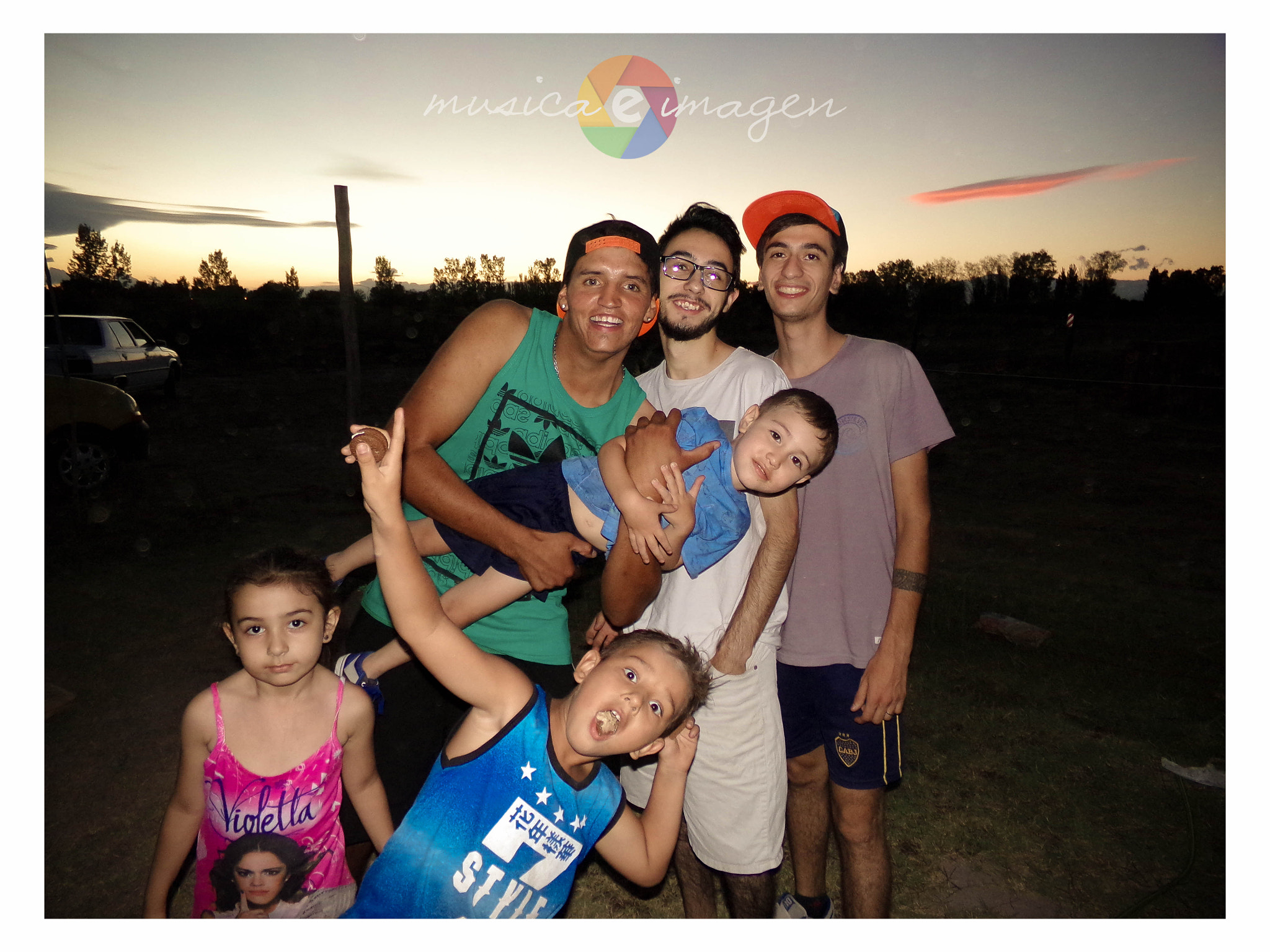 Kodak PIXPRO AZ251 sample photo. Atardecer en familia photography