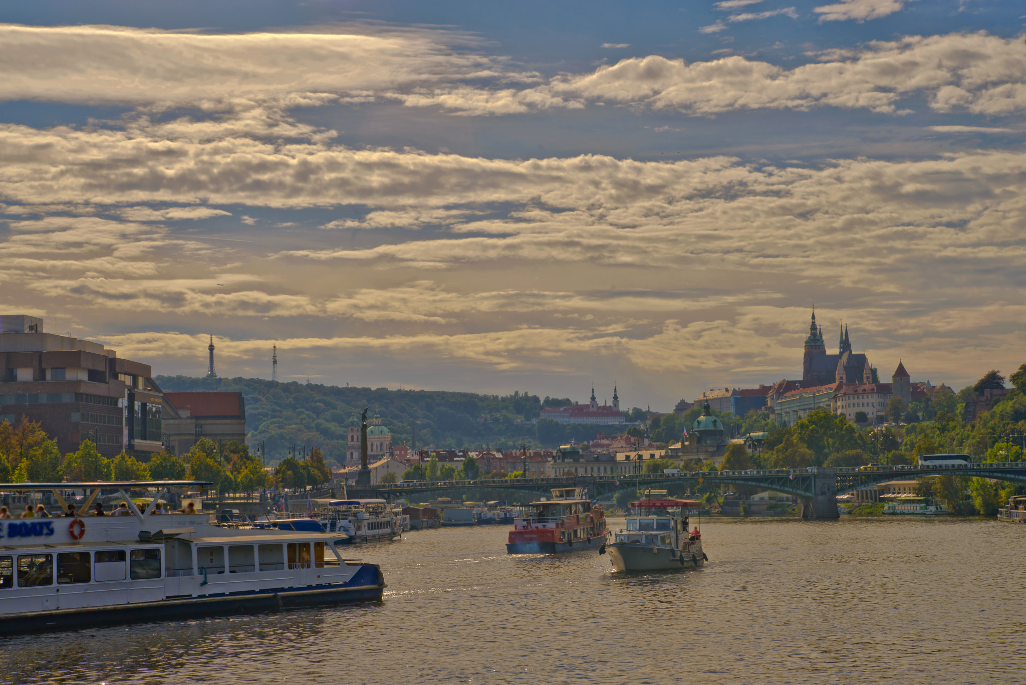 Nikon D800 + AF Zoom-Nikkor 35-105mm f/3.5-4.5D sample photo. Aterdecer en praga photography