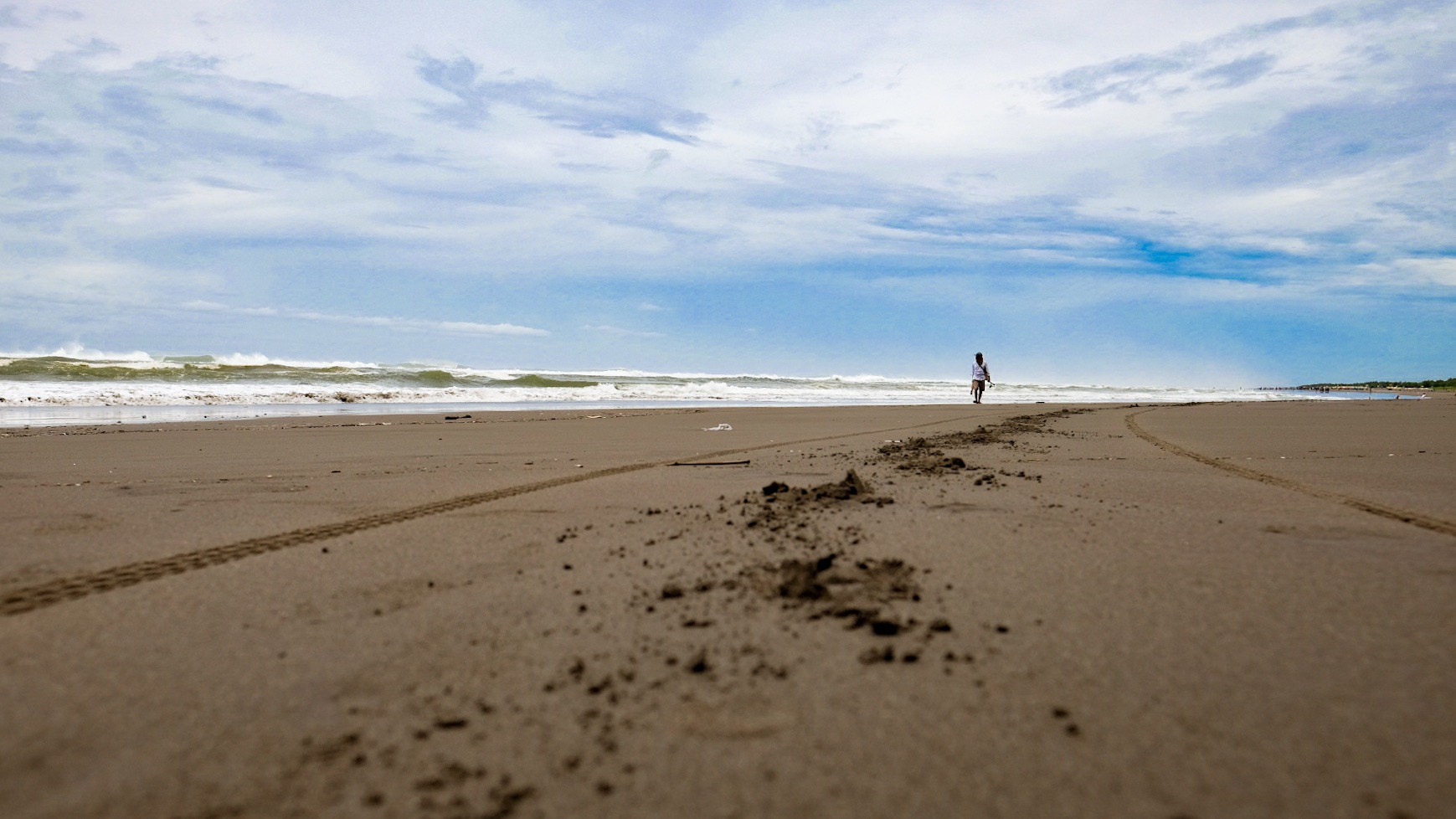 Fujifilm X-T10 + Fujifilm XF 16mm F1.4 R WR sample photo. Walking on sands photography