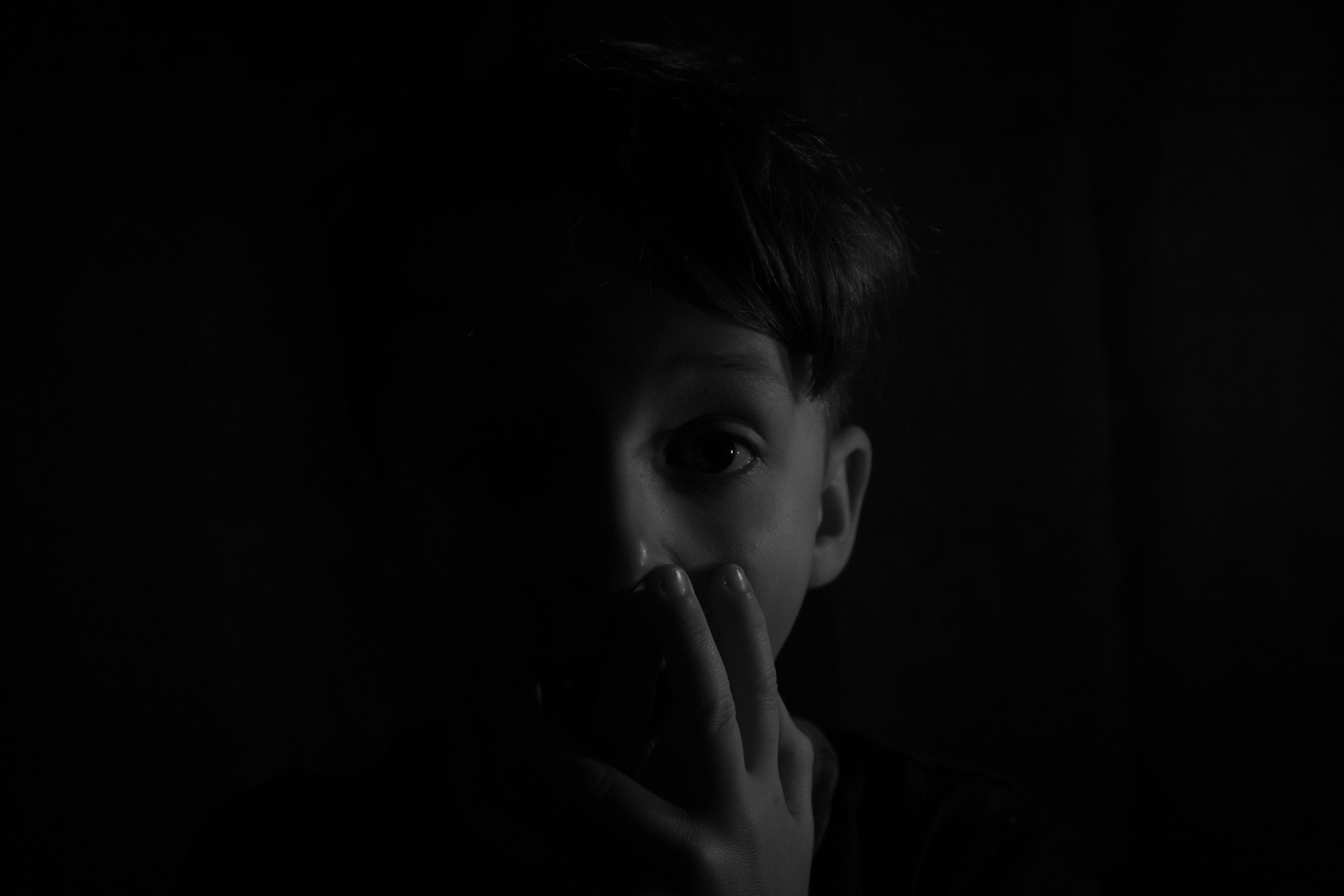 Canon EOS 1200D (EOS Rebel T5 / EOS Kiss X70 / EOS Hi) sample photo. Little boy in the dark photography