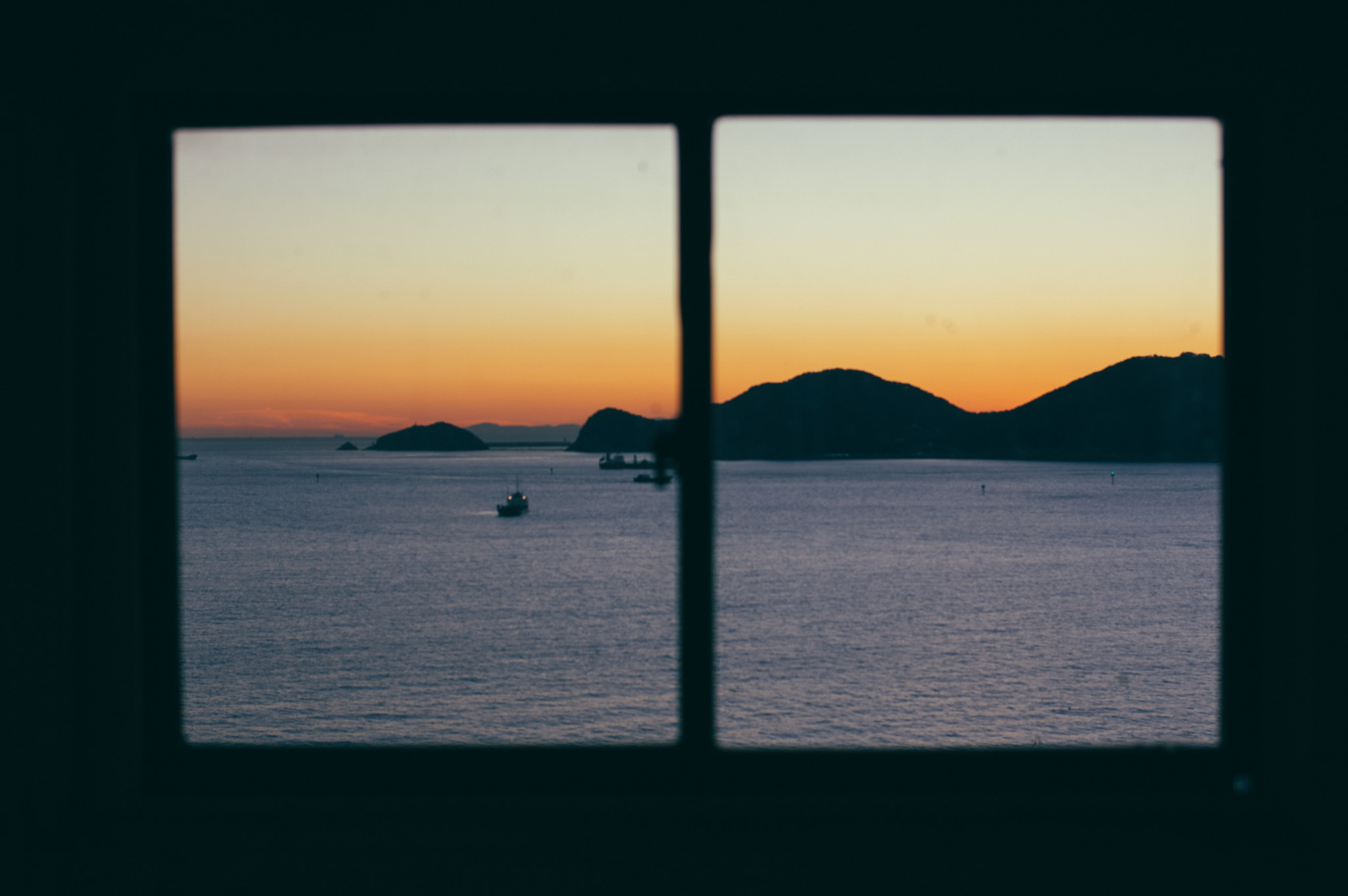 Pentax smc DA 35mm F2.4 AL sample photo. Sunset sea, window photography