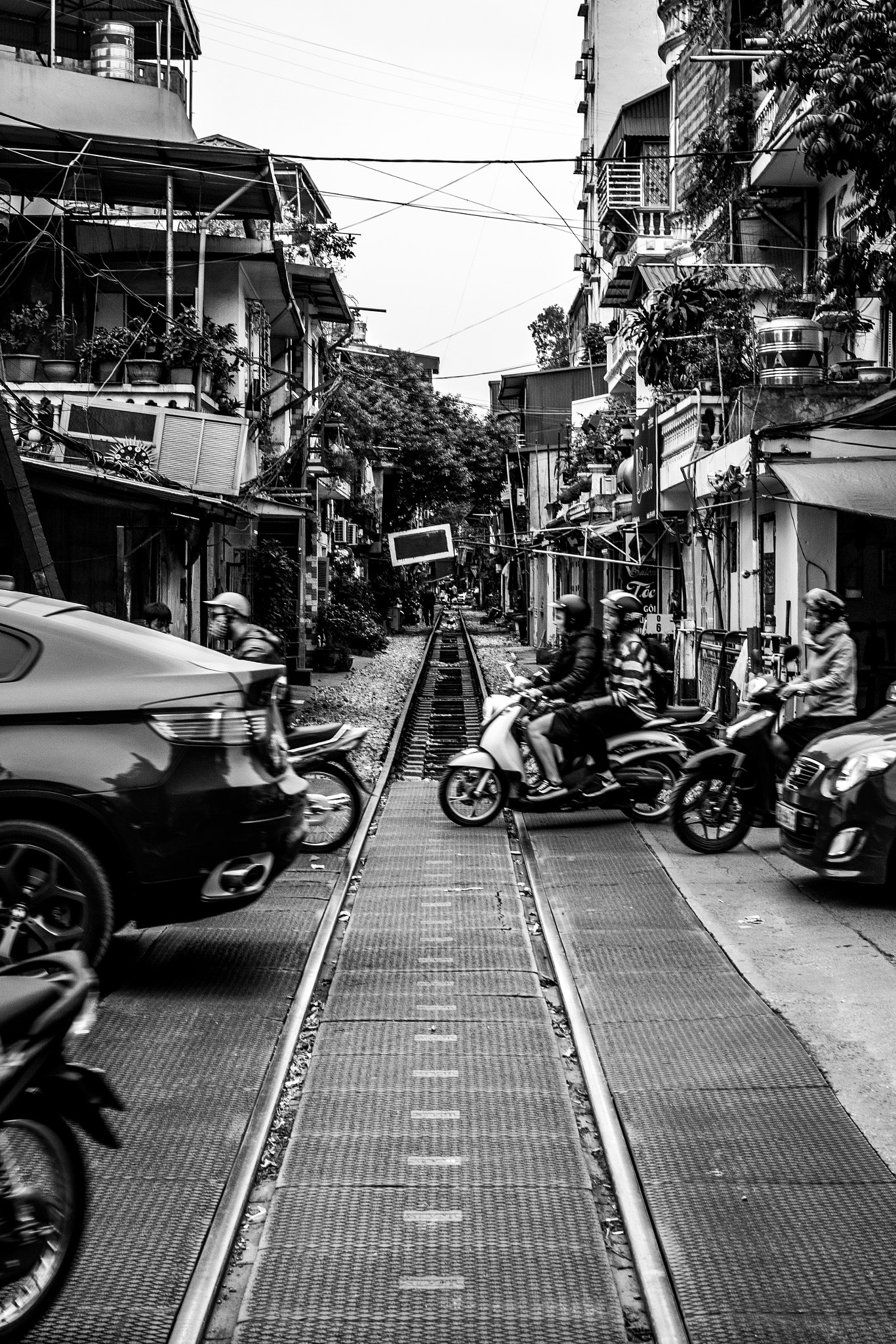 Canon EOS 700D (EOS Rebel T5i / EOS Kiss X7i) + Canon EF 40mm F2.8 STM sample photo. Railway between buildings in hanoi city photography