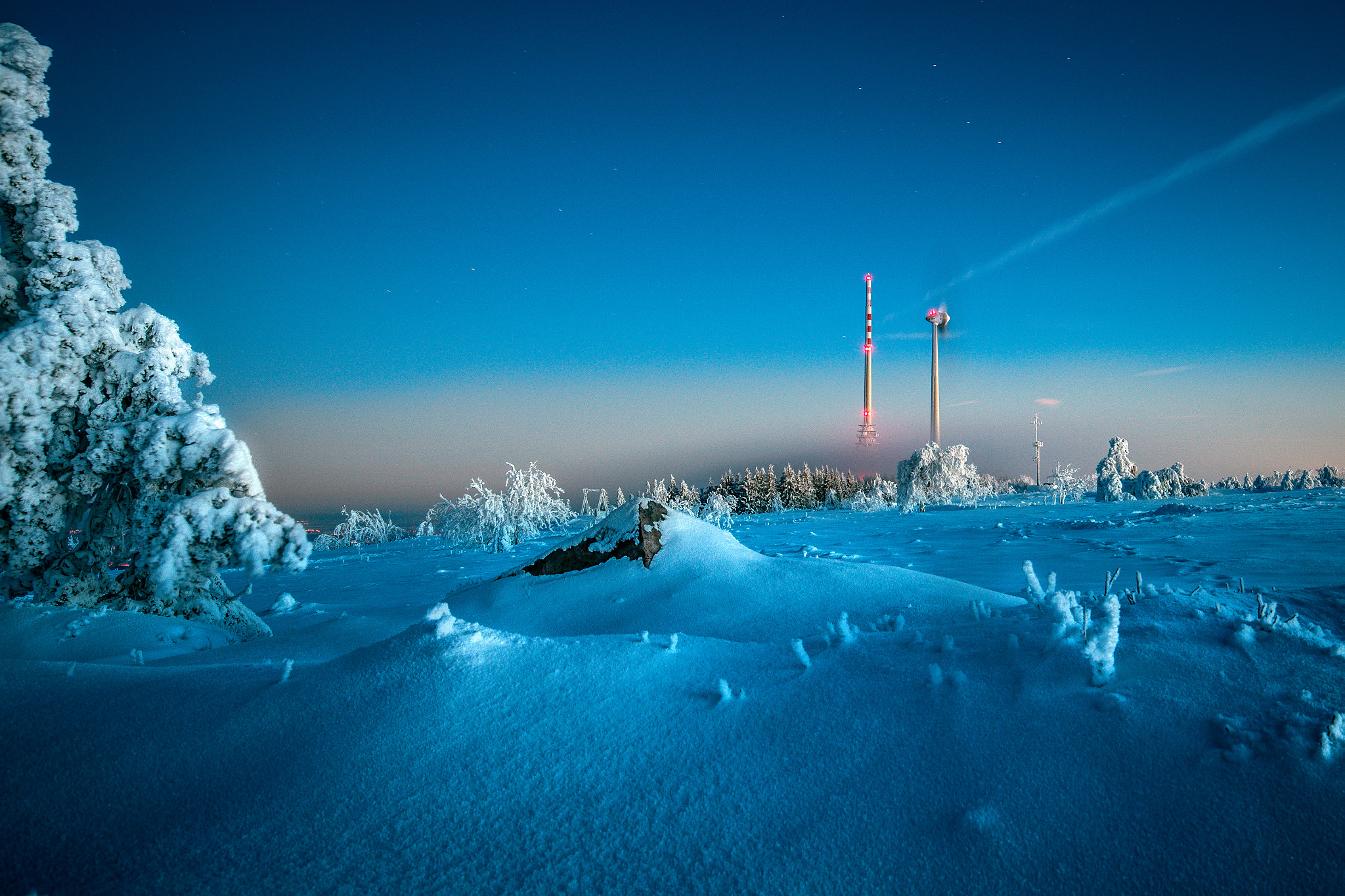 Canon EF 16-35mm F4L IS USM sample photo. Fog-tower photography