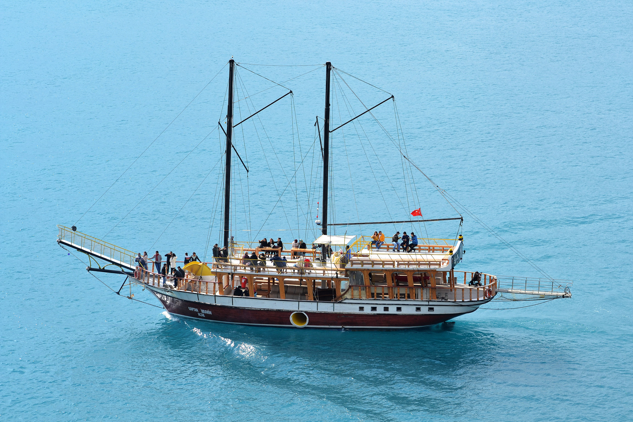 Nikon AF-S Nikkor 70-200mm F2.8G ED VR II sample photo. Tour boat photography