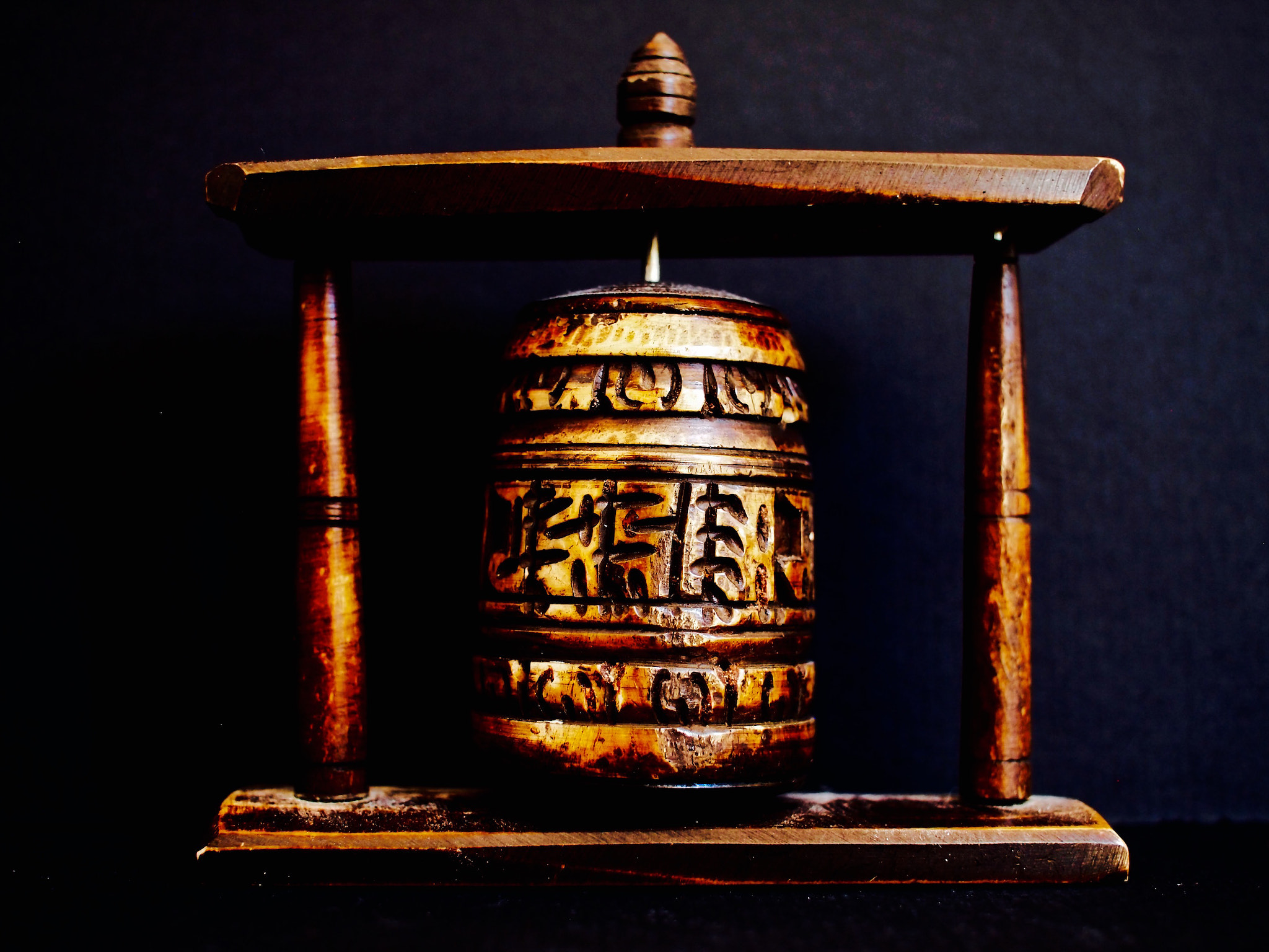 Olympus Zuiko Digital 25mm F2.8 Pancake sample photo. མ་ནི་ཆོས་འཁོར prayer wheel photography