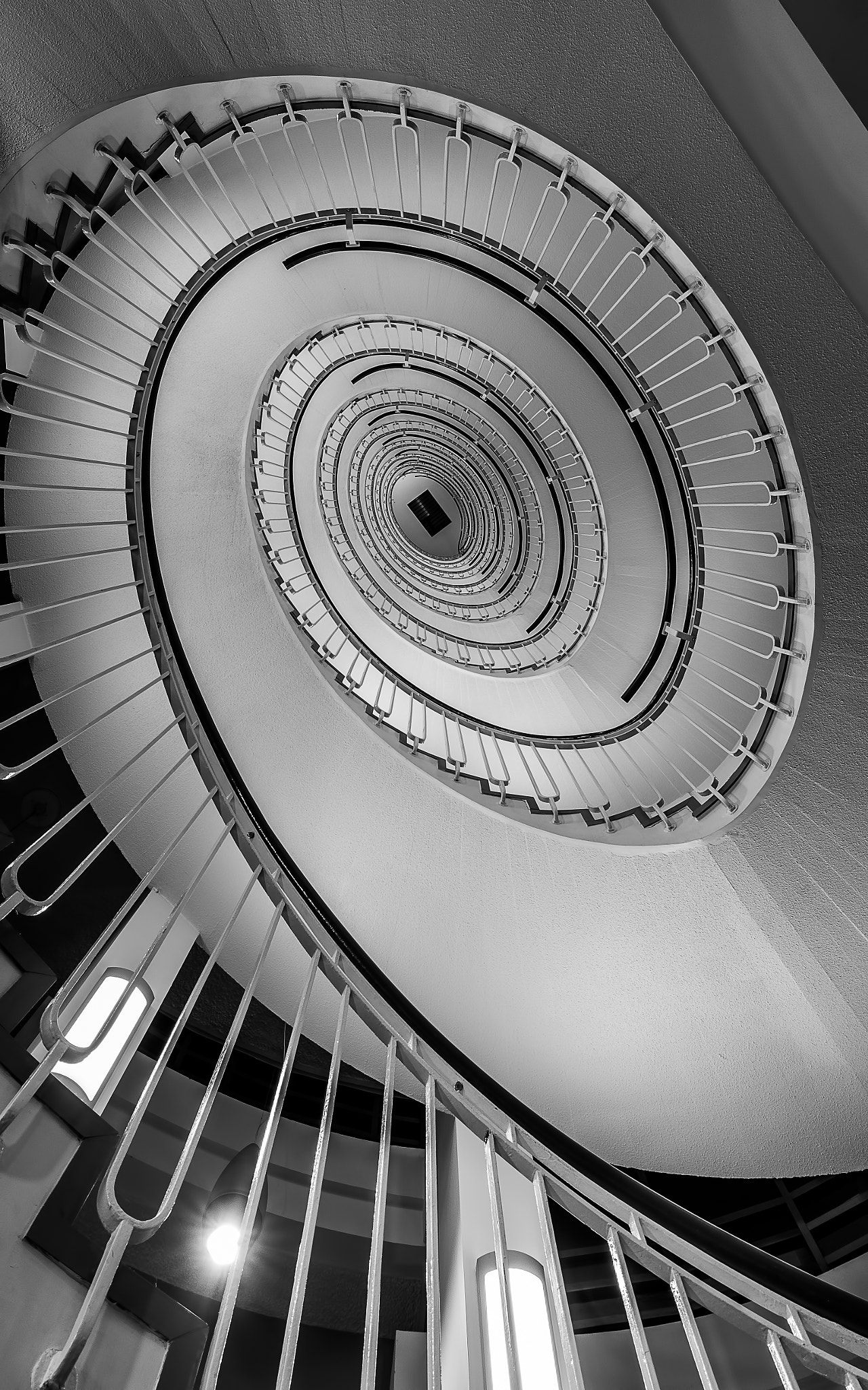 Tokina AT-X Pro 11-16mm F2.8 DX sample photo. Looking up photography