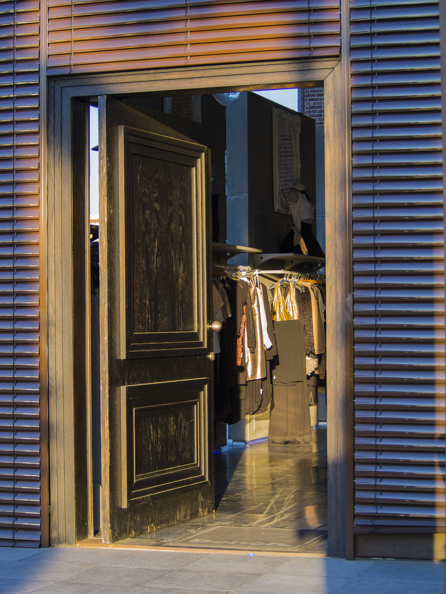 Olympus PEN E-PL6 sample photo. Shop door photography