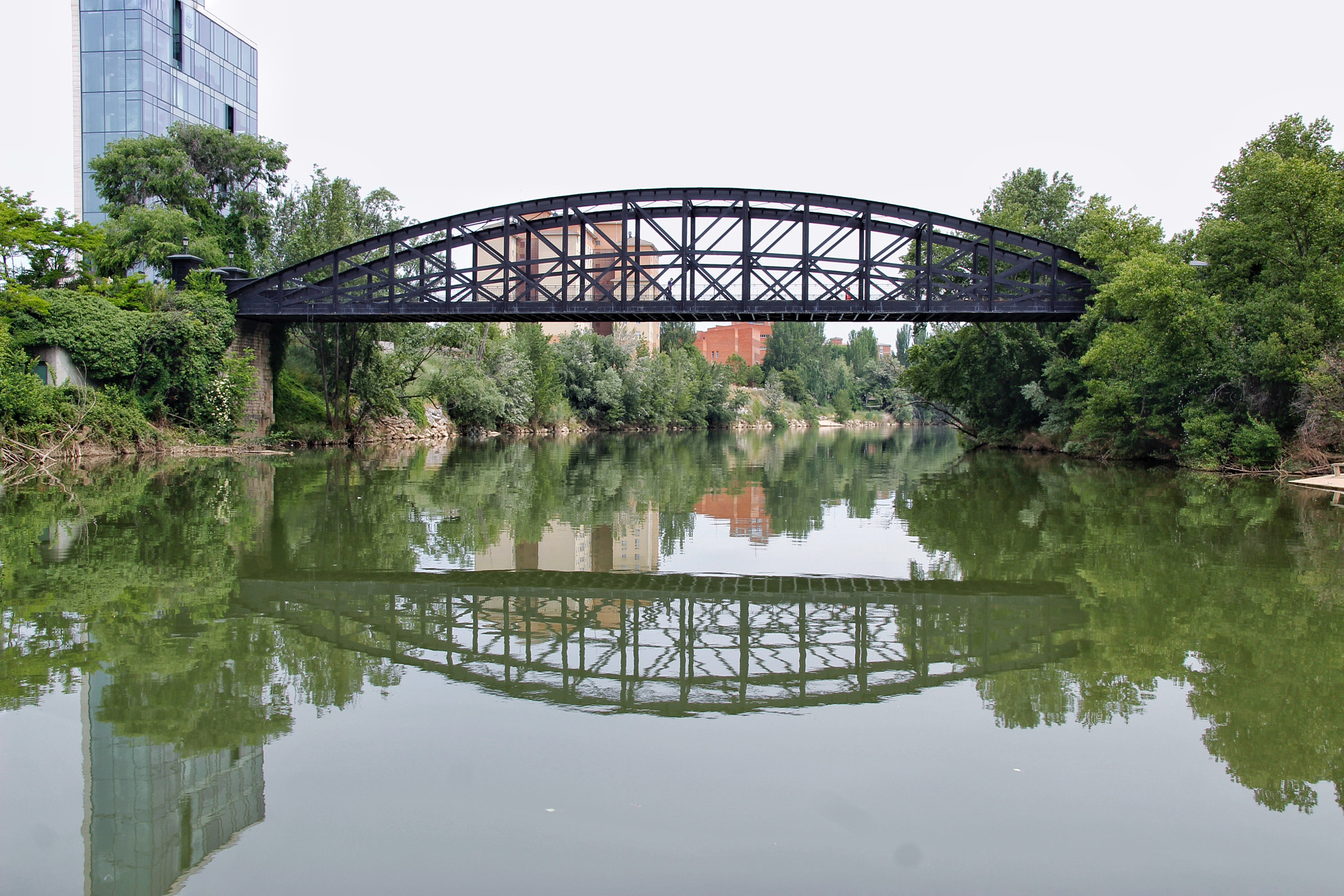 Canon 17-50mm sample photo. Puente colgante sobre el pisuerga en valladolid, españa. photography