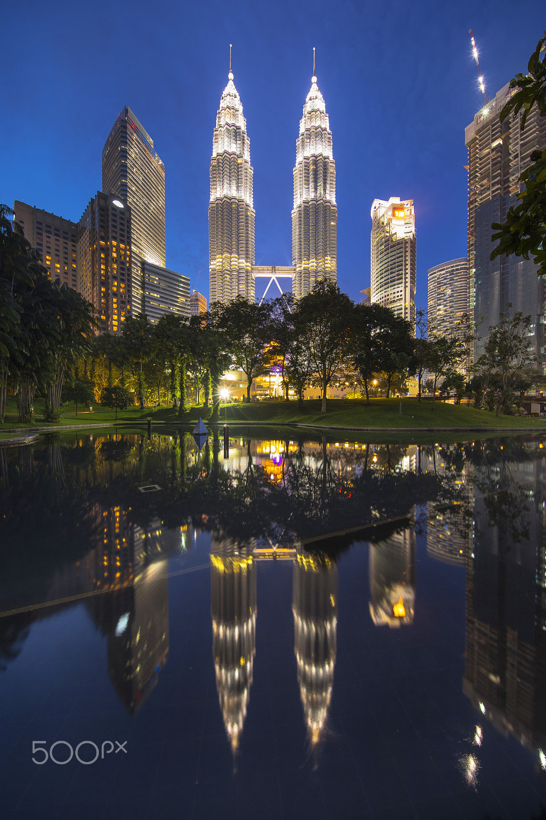 Canon EF 11-24mm F4L USM sample photo. Petronas towers photography