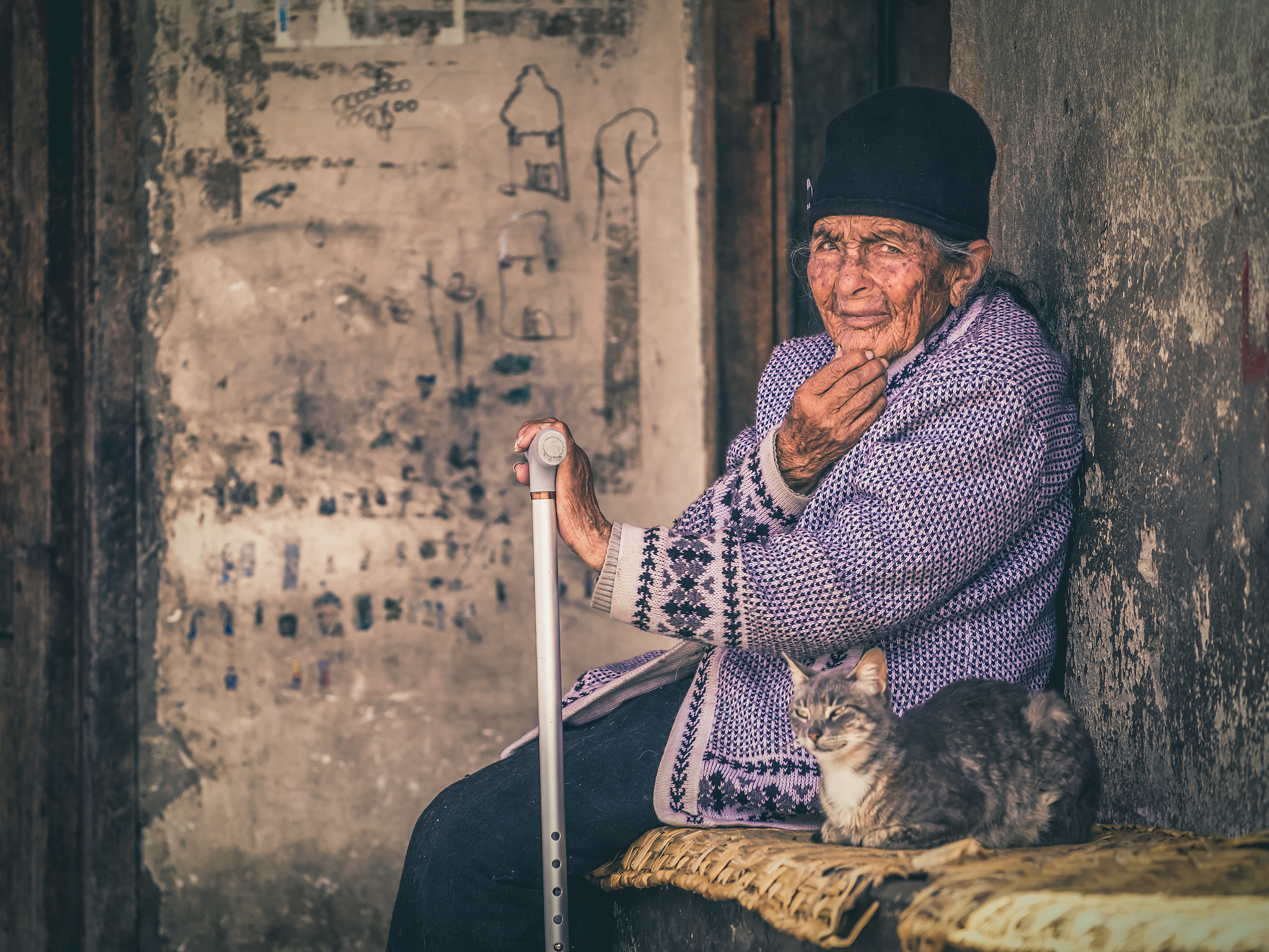 Sony a7R + Sony FE 70-200mm F4 G OSS sample photo. Ecuador woman and cat photography