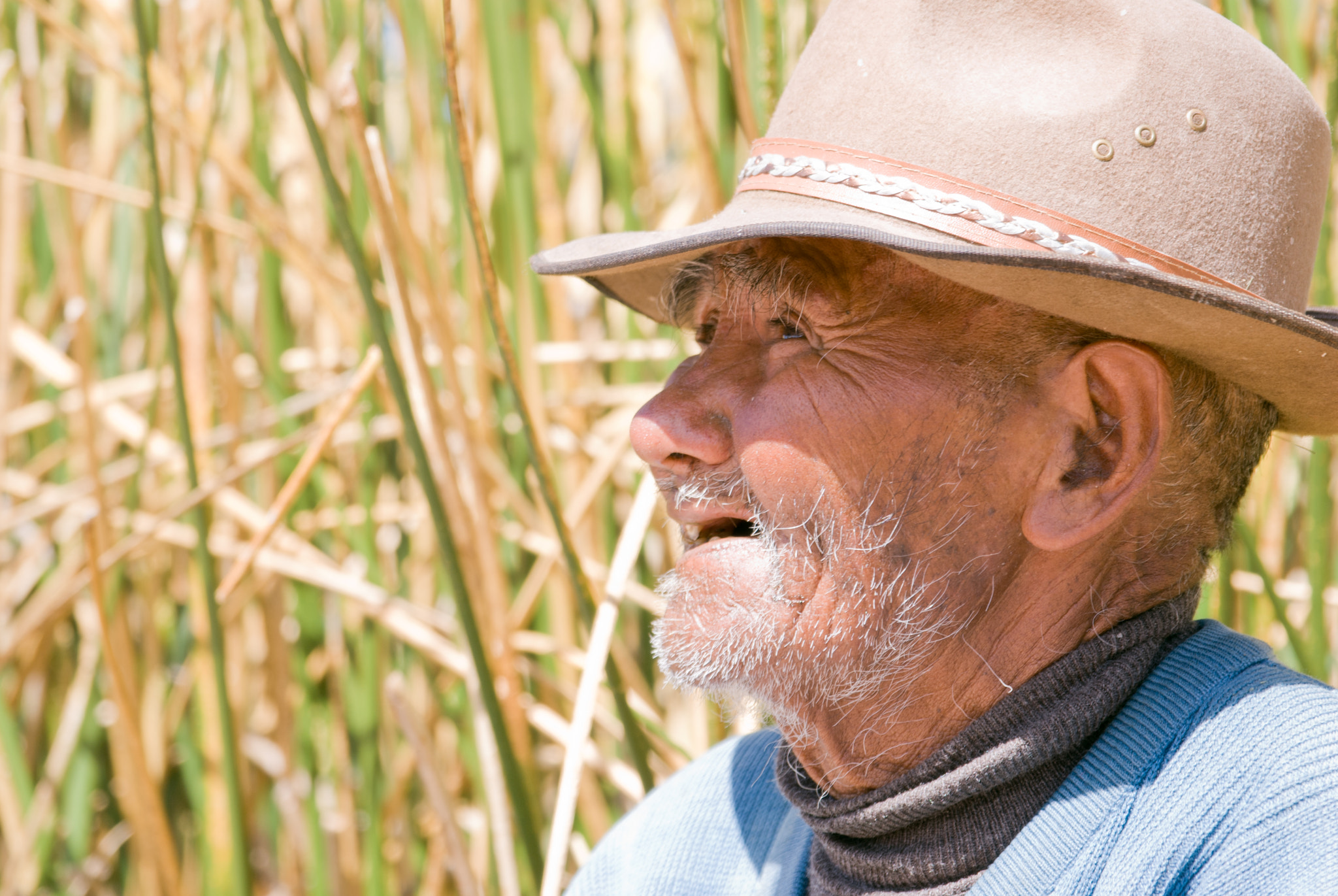 Sony Alpha DSLR-A300 + Sony 70-300mm F4.5-5.6 G SSM sample photo. Old man in peru photography