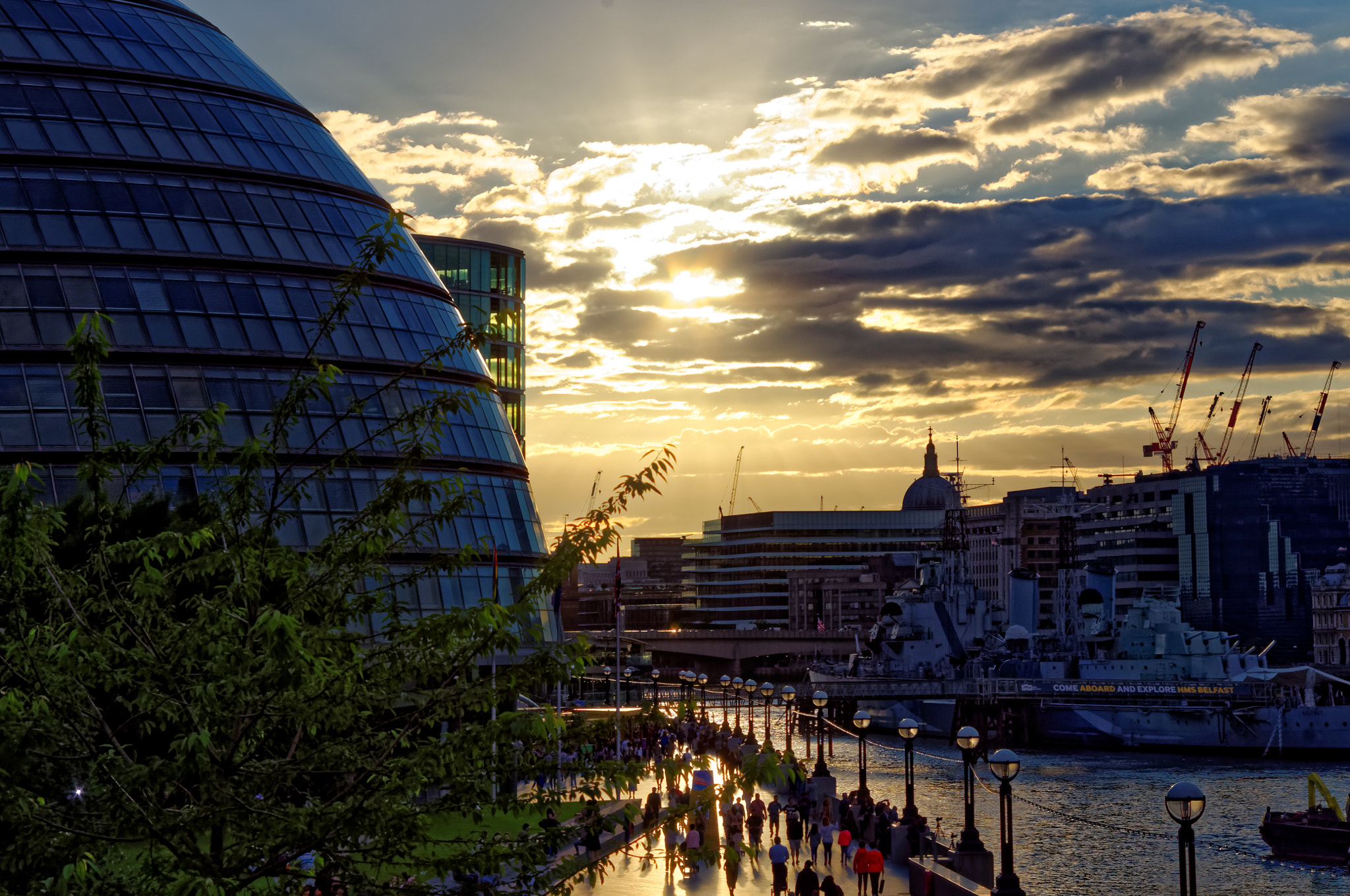 Pentax K-x + Pentax smc DA 55-300mm F4.0-5.8 ED sample photo. Sunset on london london photography