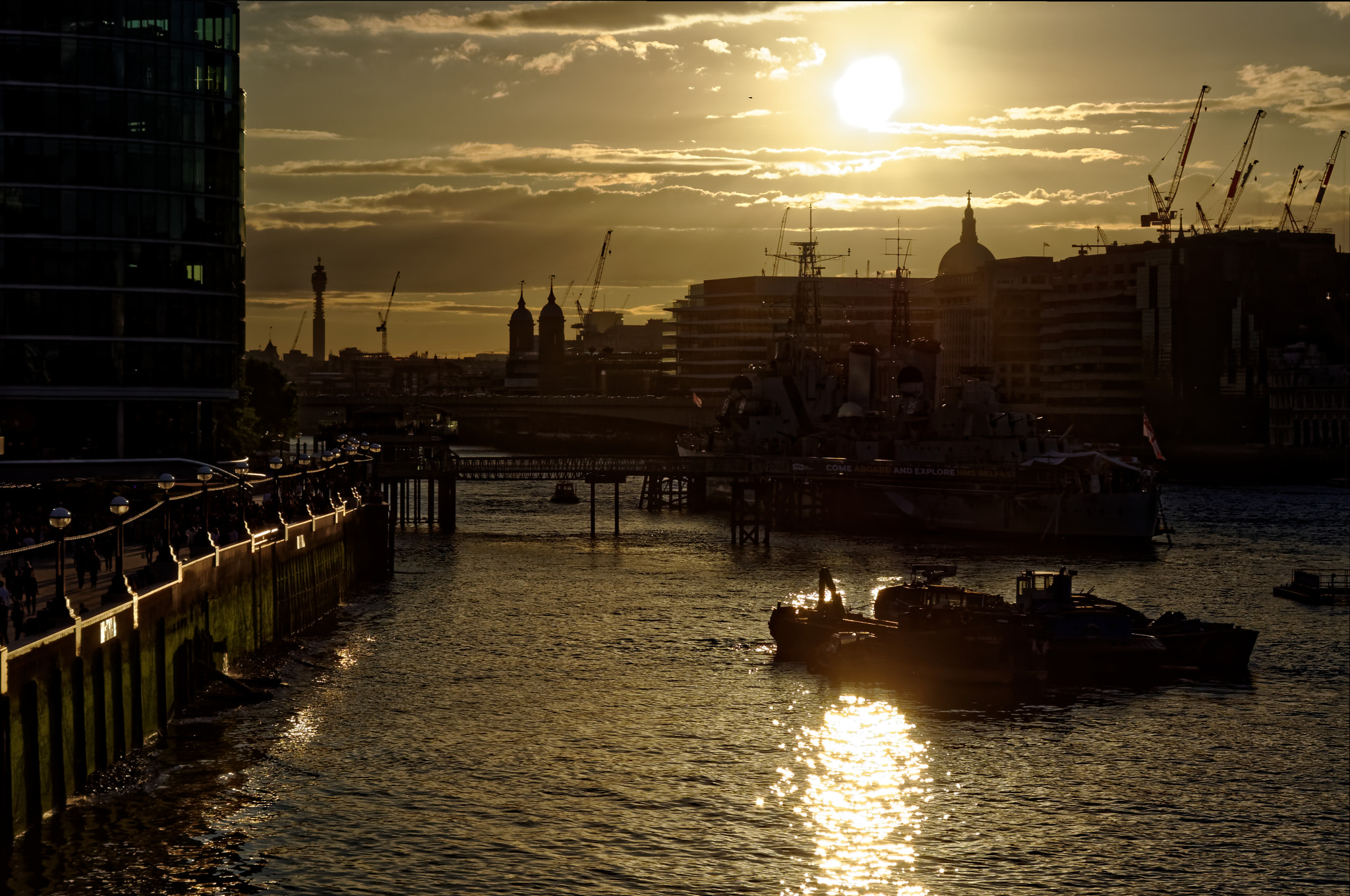 Pentax K-x + Pentax smc DA 55-300mm F4.0-5.8 ED sample photo. Sunset on london photography