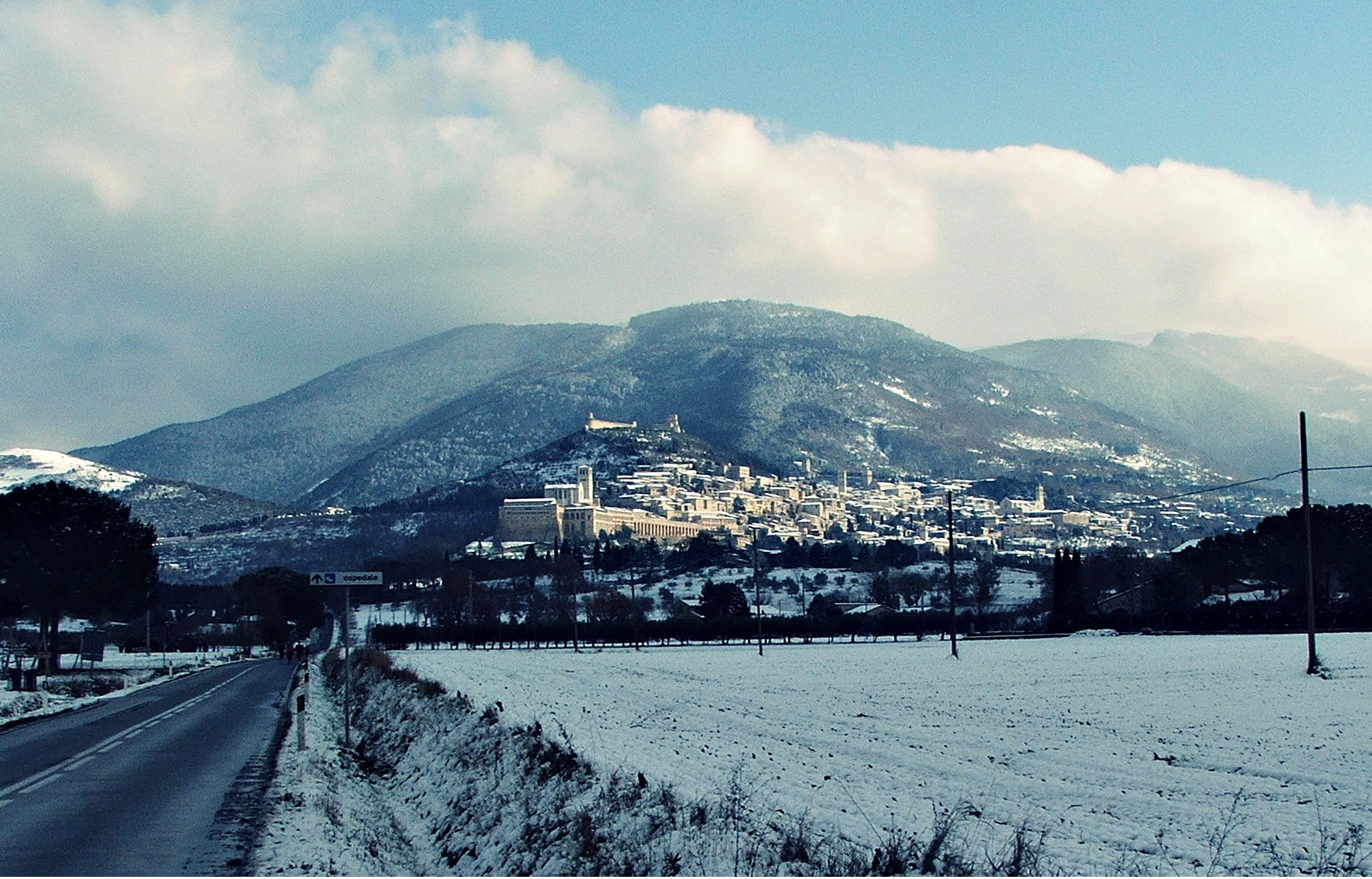 Fujifilm FinePix S5500 sample photo. Assisi e la neve. photography