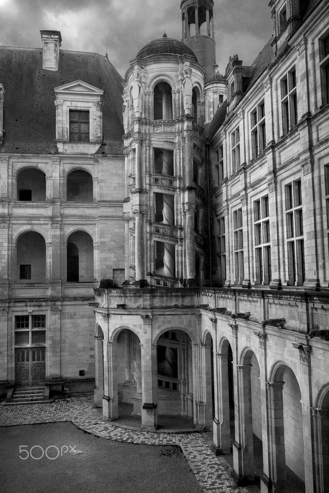 Leica Elmarit-M 28mm F2.8 ASPH sample photo. Chambord cour intérieure photography