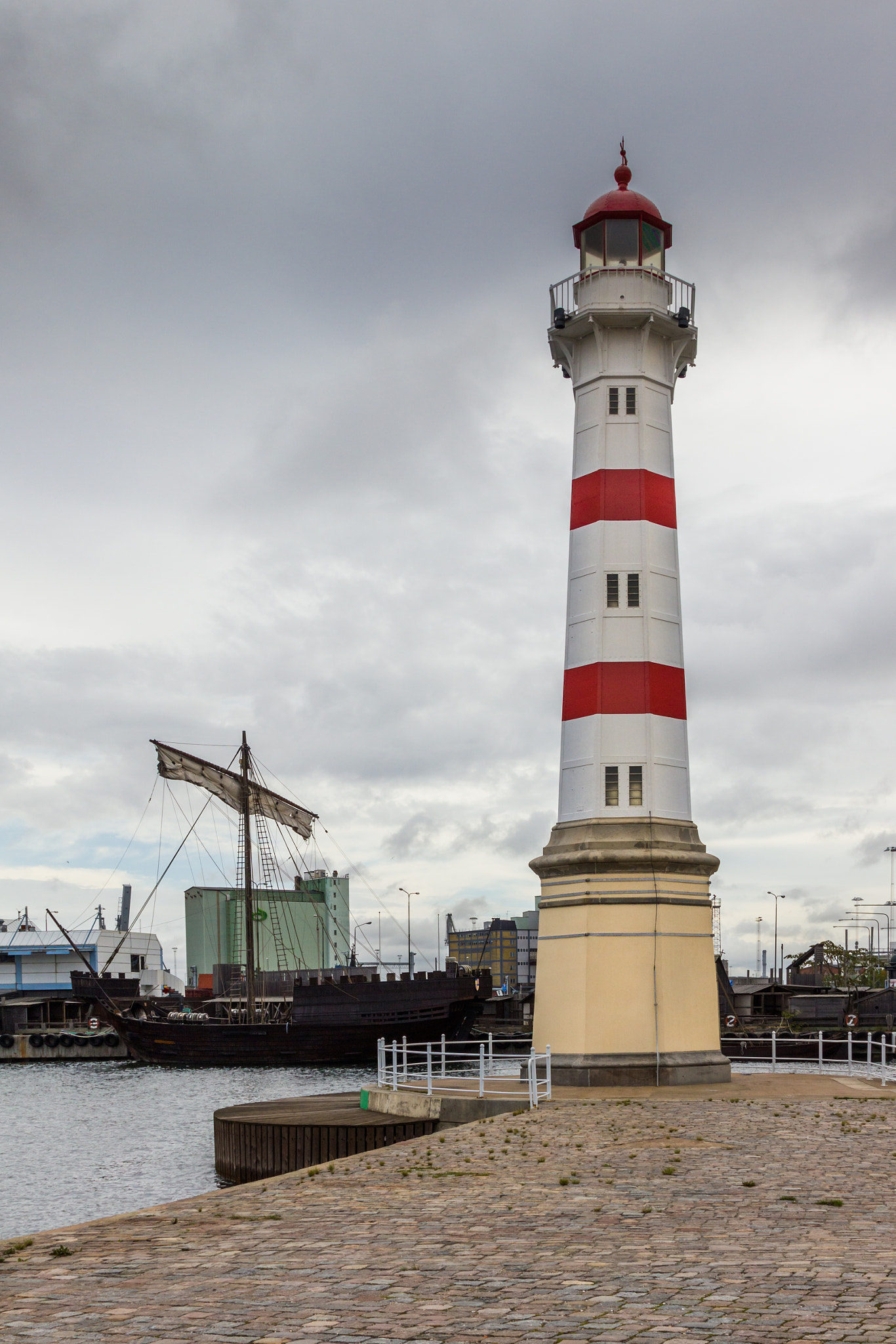 Canon EOS 550D (EOS Rebel T2i / EOS Kiss X4) sample photo. Sweden-malmo-inre hamn lighthouse photography