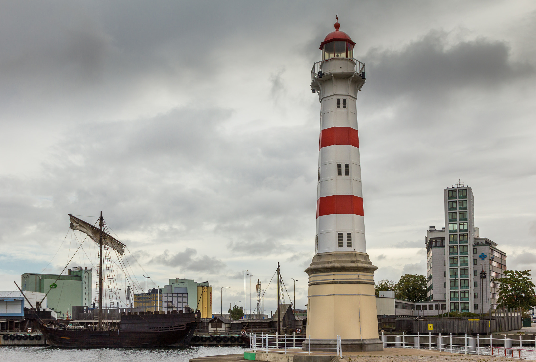 Canon EOS 550D (EOS Rebel T2i / EOS Kiss X4) + Canon EF 24-105mm F4L IS USM sample photo. Sweden-malmo-inre hamn lighthouse photography